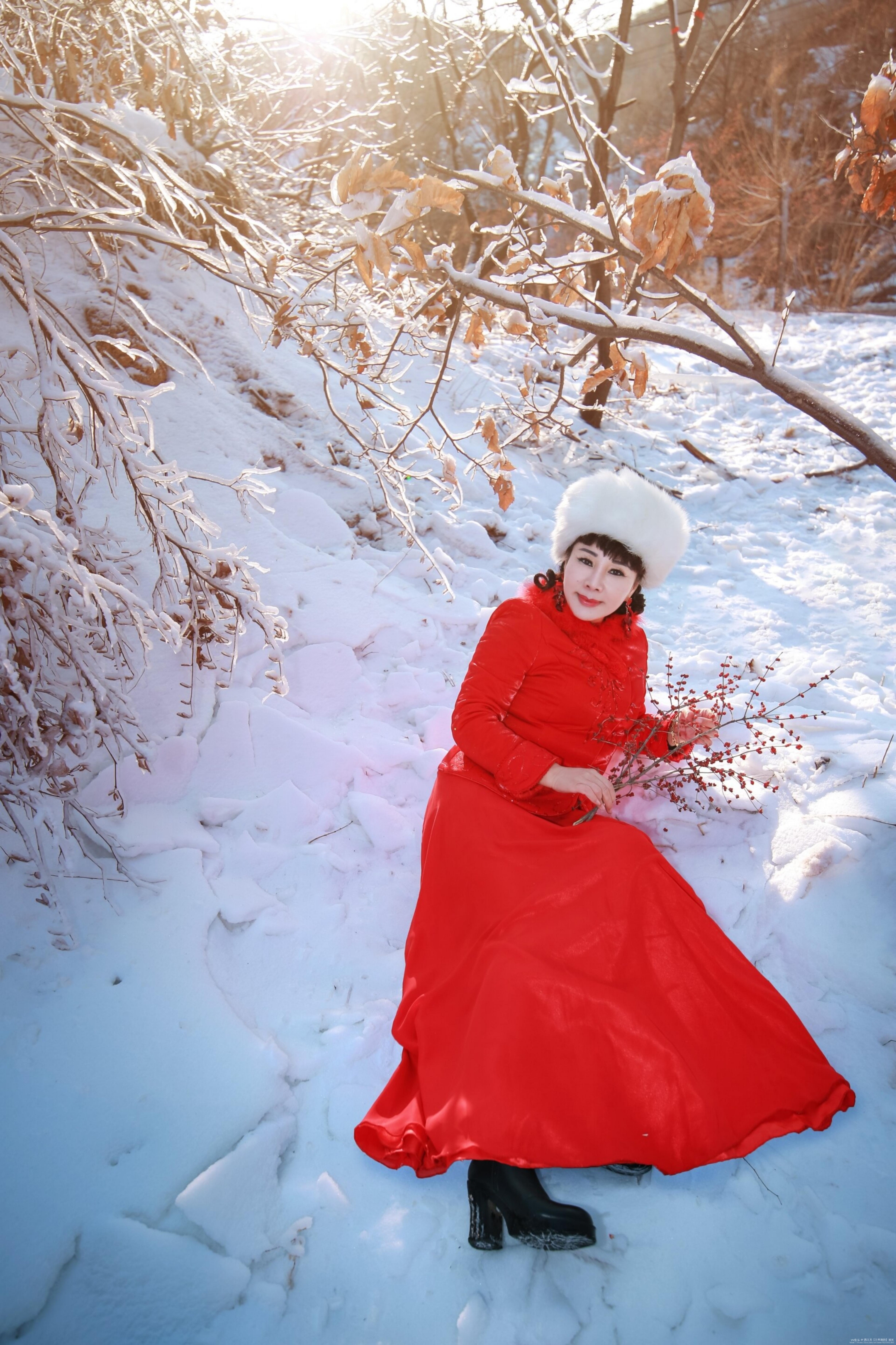 银装素裹绒飞舞,剔透玲珑玉砌栏. 煮酒邀朋知己暖,烹茶待客友言宽.