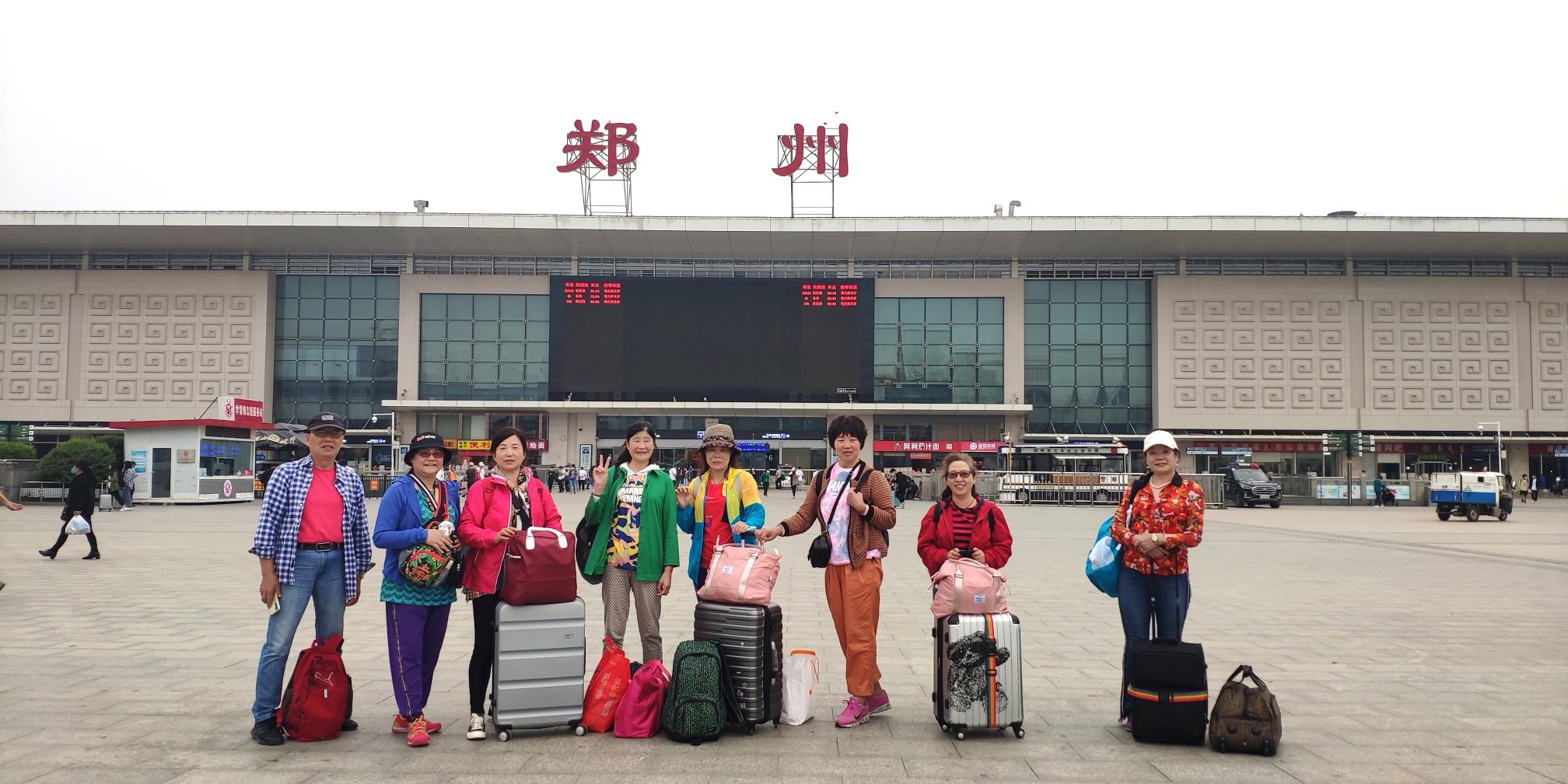 部分驴友乘18点41分t328火车回家,郑州站前留个影.