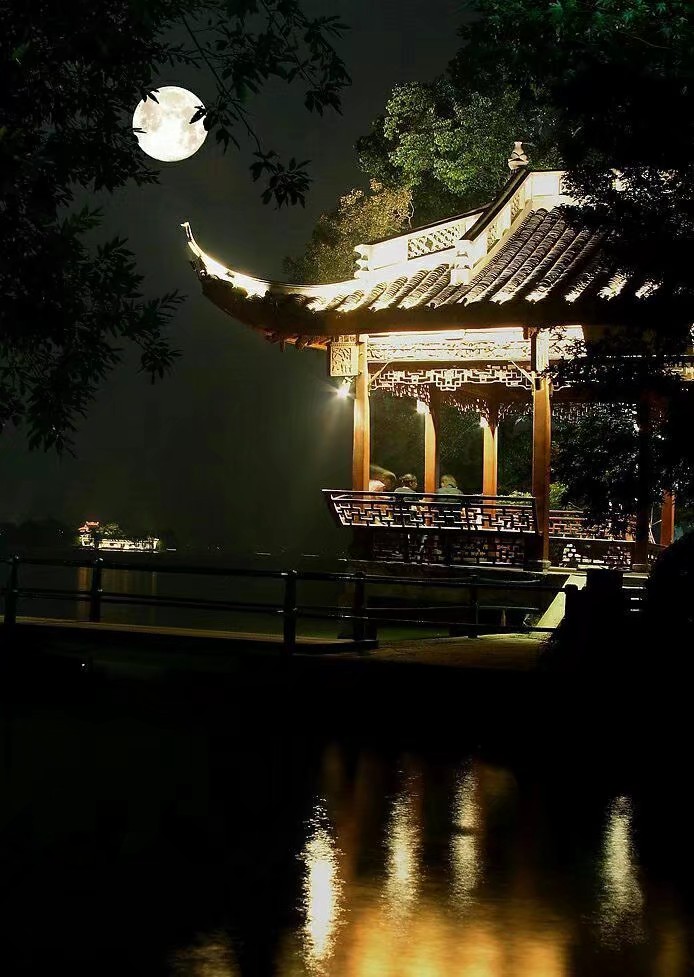 《中秋月夜寄思牵》【文字原创/飘零的雪】 图片/摘自网络 背景音乐