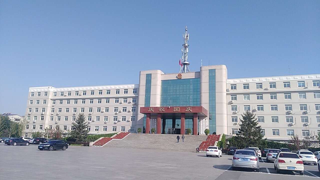 漫步在灯塔市政府广场