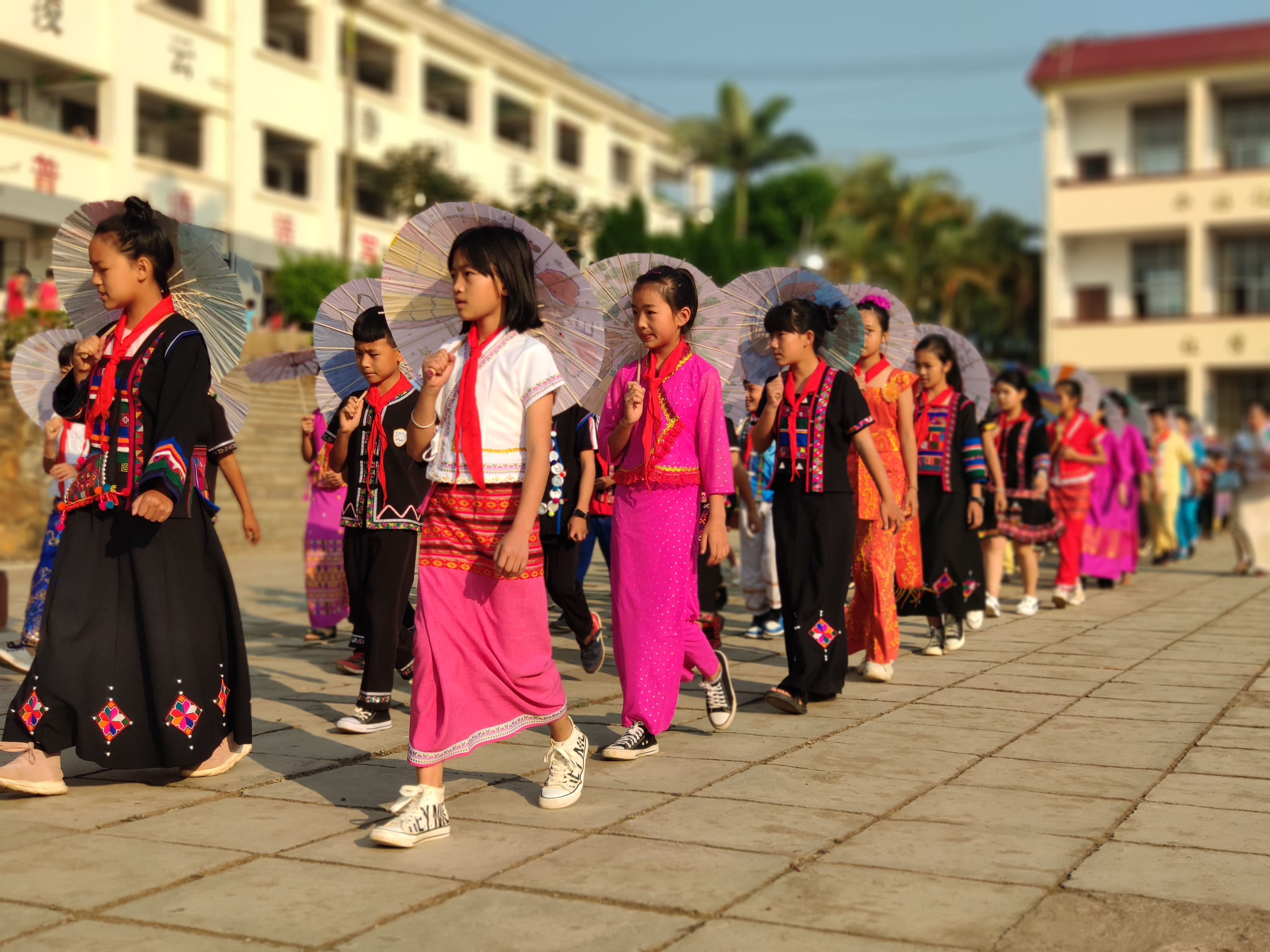泼起吉祥水,舞动七彩伞勐海县民族小学庆祝傣历新年活动