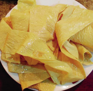 从豆浆里捞出 豆腐皮 挑皮,捋直,烘干 我说的就是这种优质豆腐皮:皮薄
