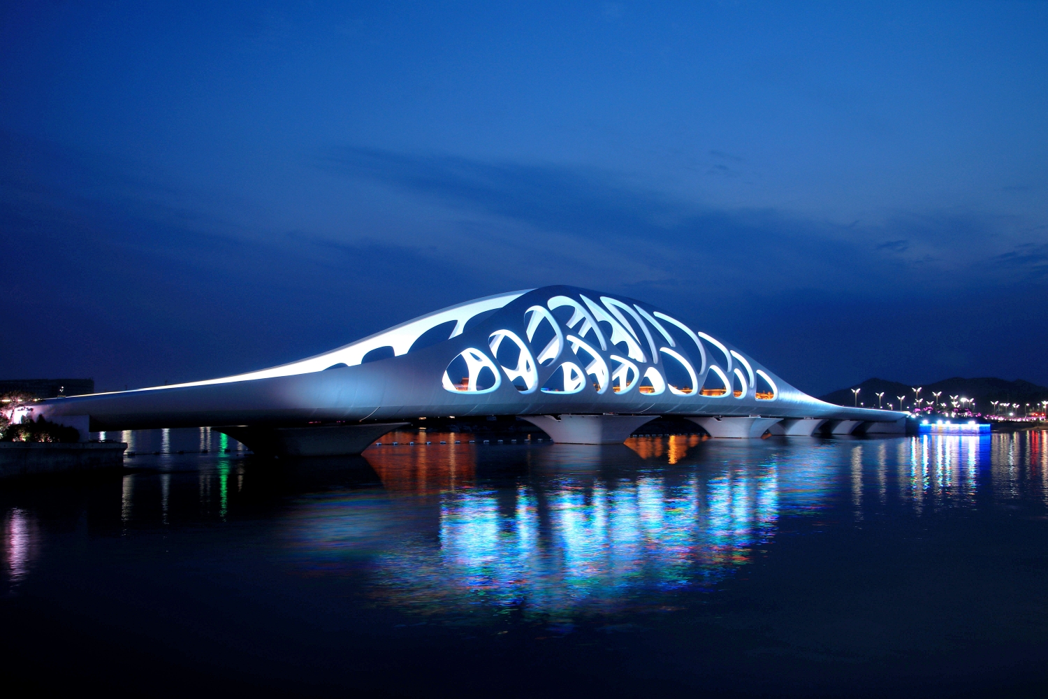 《我的拍摄珊瑚贝桥》青岛西海岸新区东方影都星光岛之华丽登场 色彩