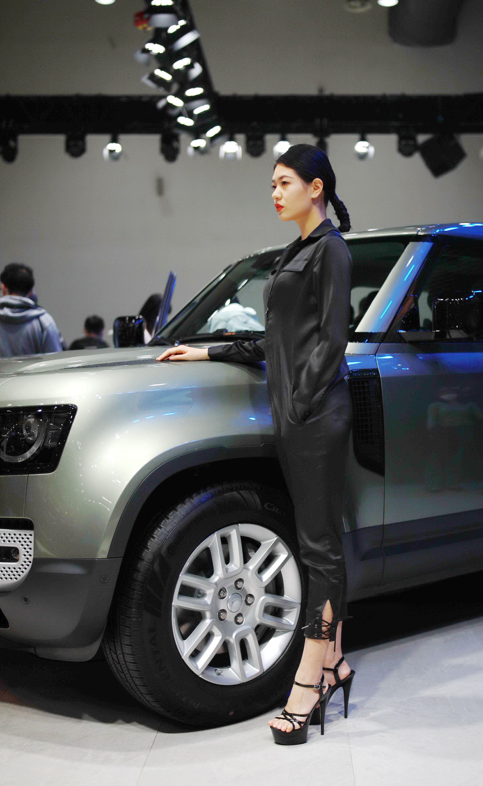 靓25届大连2020国际汽车展览会上的车模vv首发