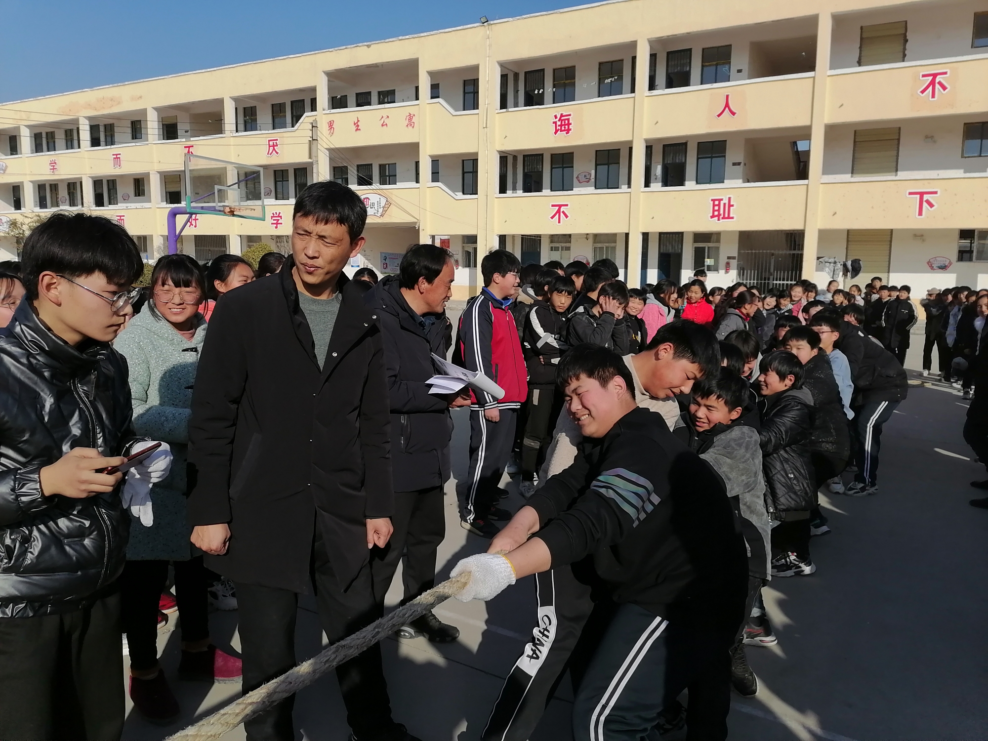 淮阳区朱集二中举行了拔河比赛