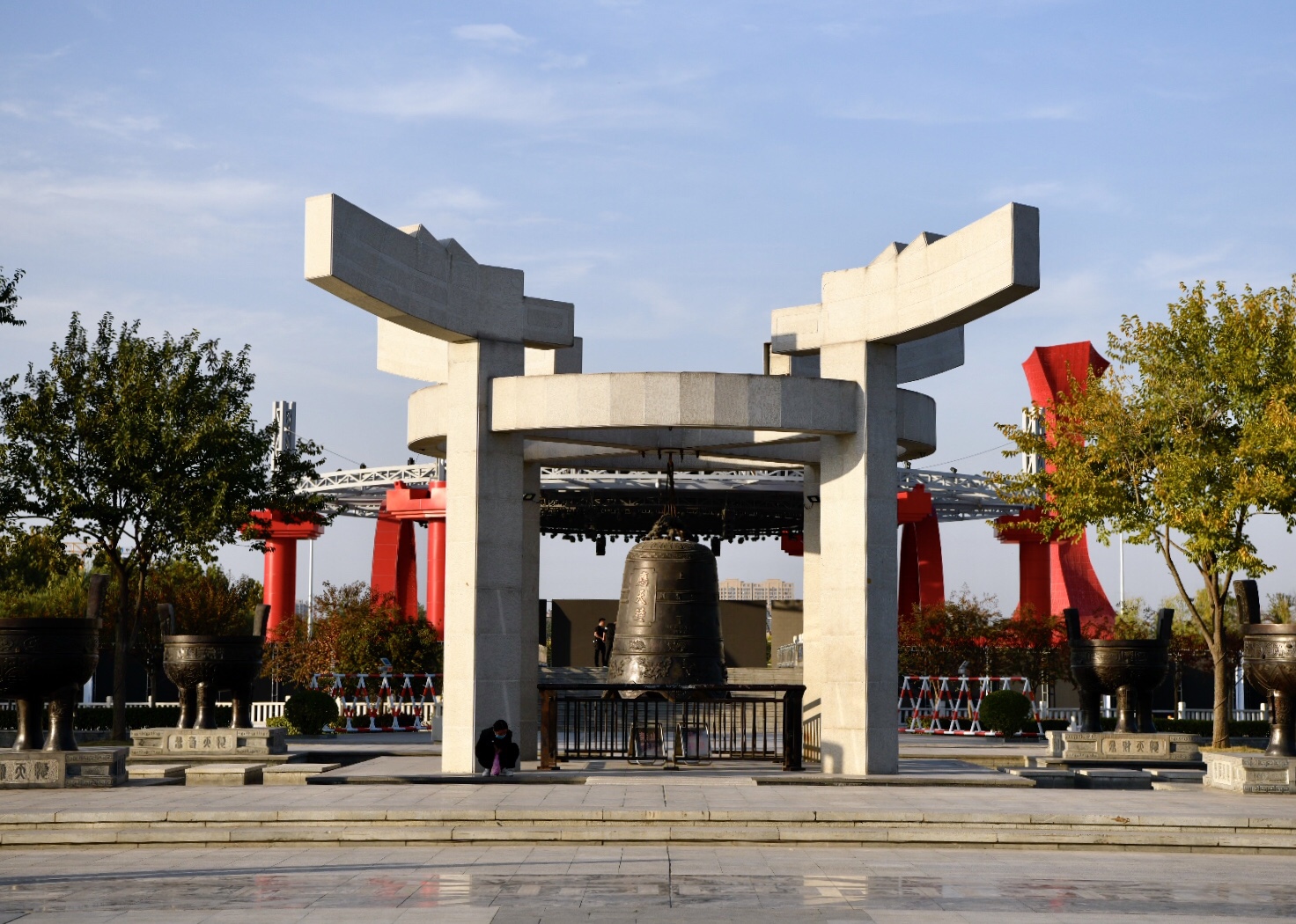 位于风景秀丽的商丘新区中央商务区中部睢阳大道以西,中州路以东,宋城