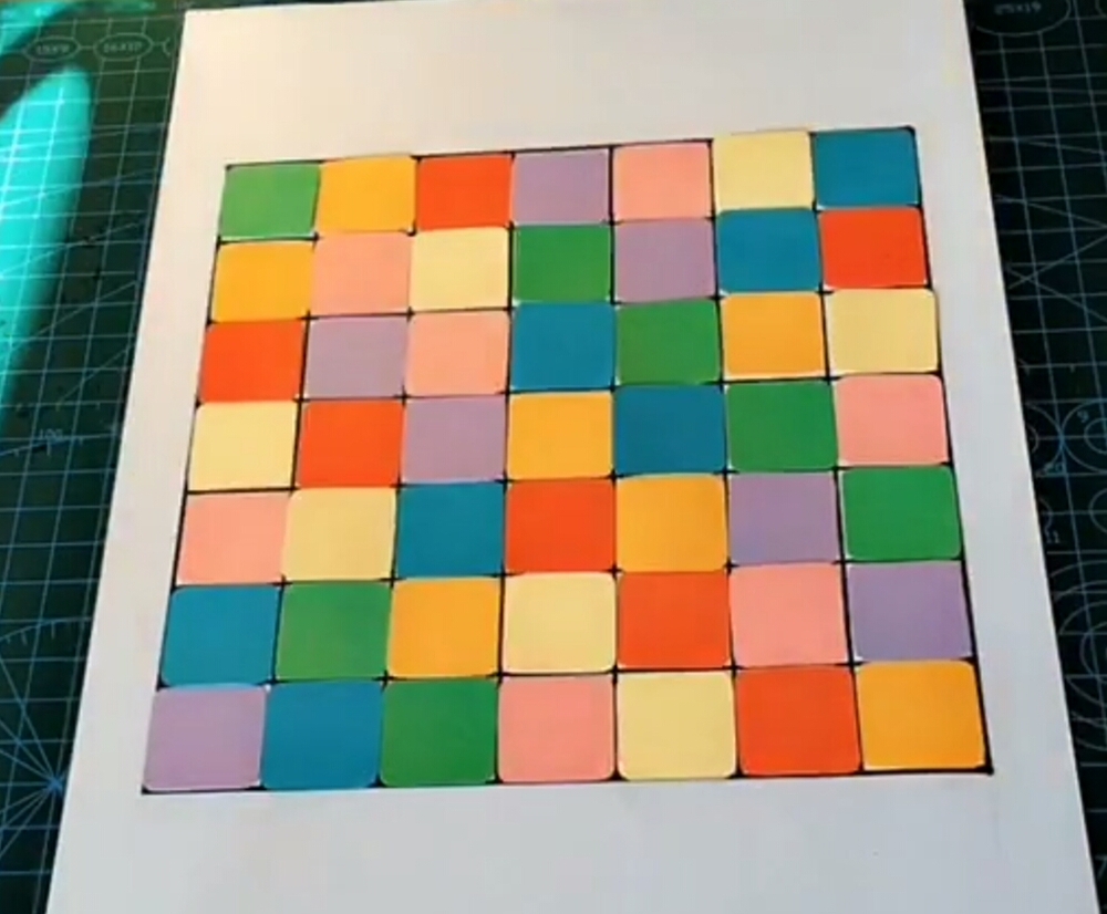 游戏三《好玩的拉丁方》 材料准备:彩色纸,白色纸,勾线笔,剪刀,尺子