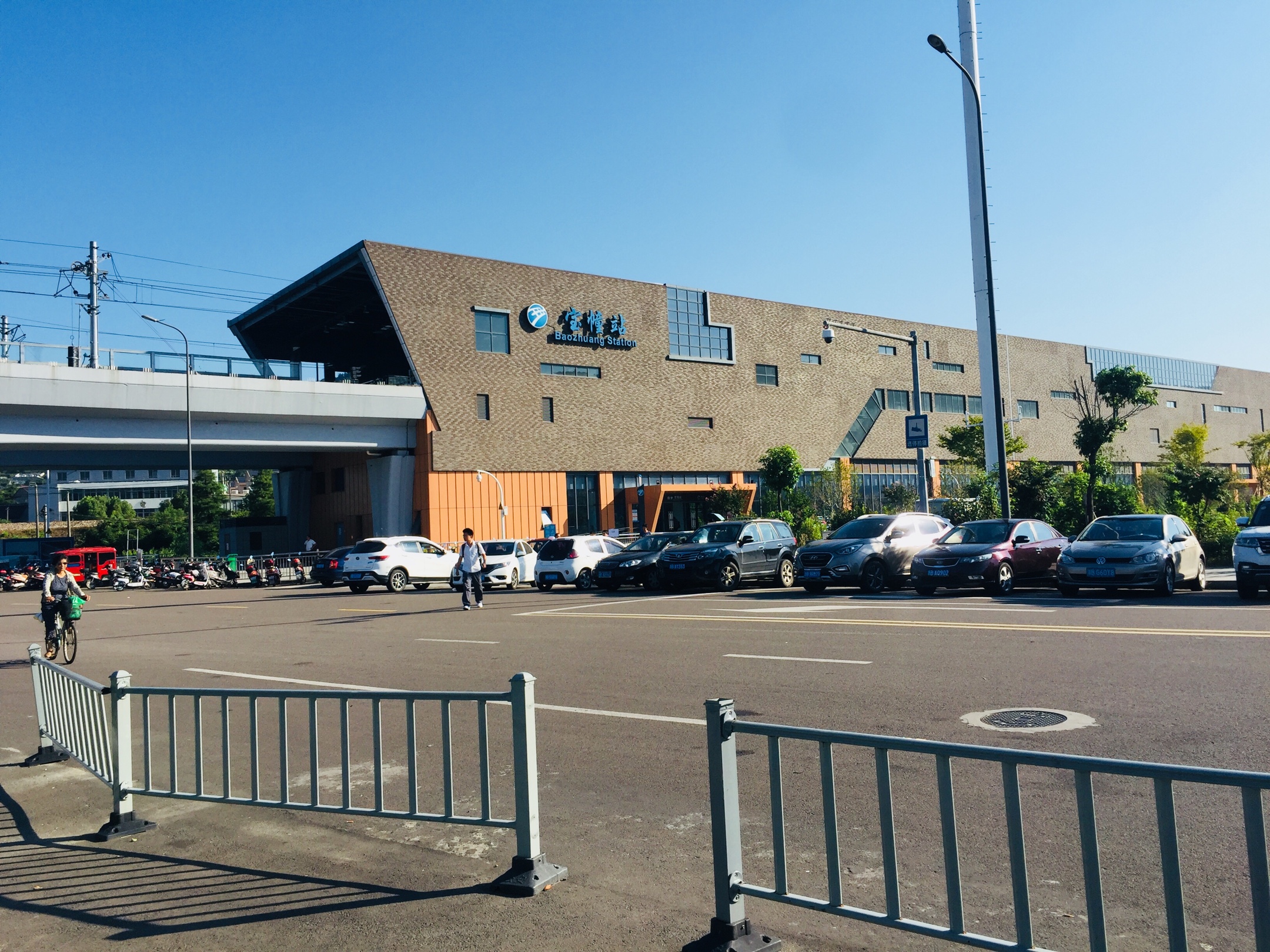 早上六点半出发,走到福明路地铁口,乘坐1号线到达宝幢站,转乘微51路到