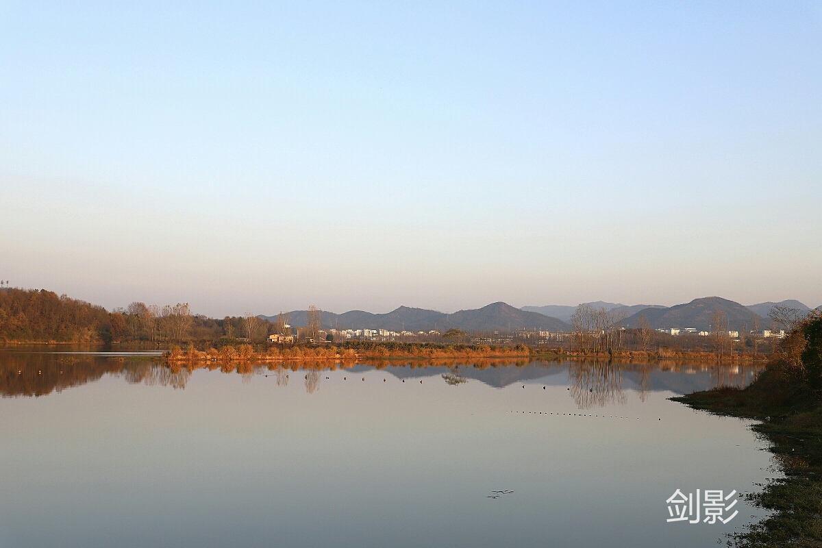 平天湖风景区位于池州市东南,集山,水,湿地于一体,水域面积11平方公里