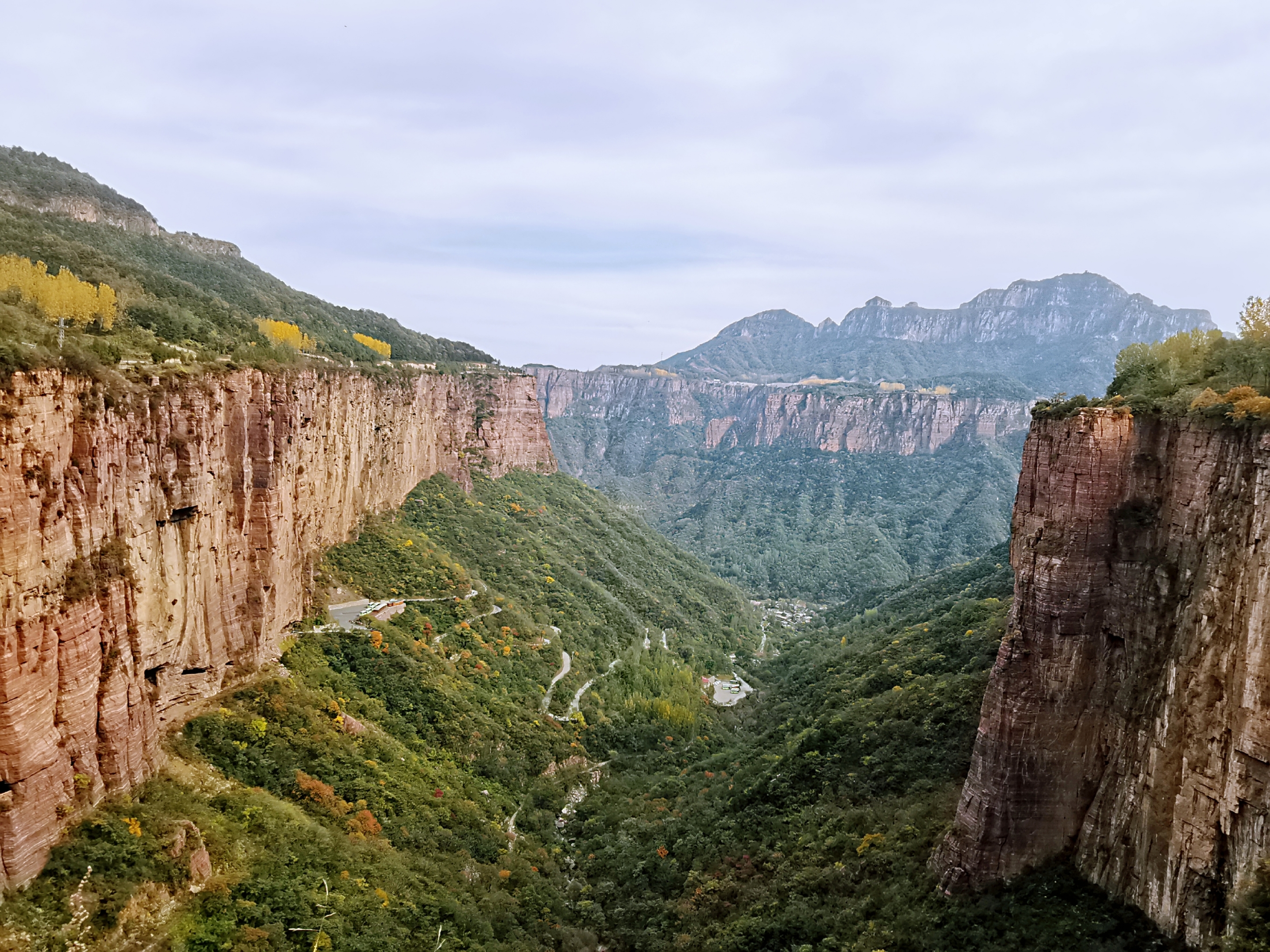 太行山上的明珠一一郭亮村挂壁公路首发