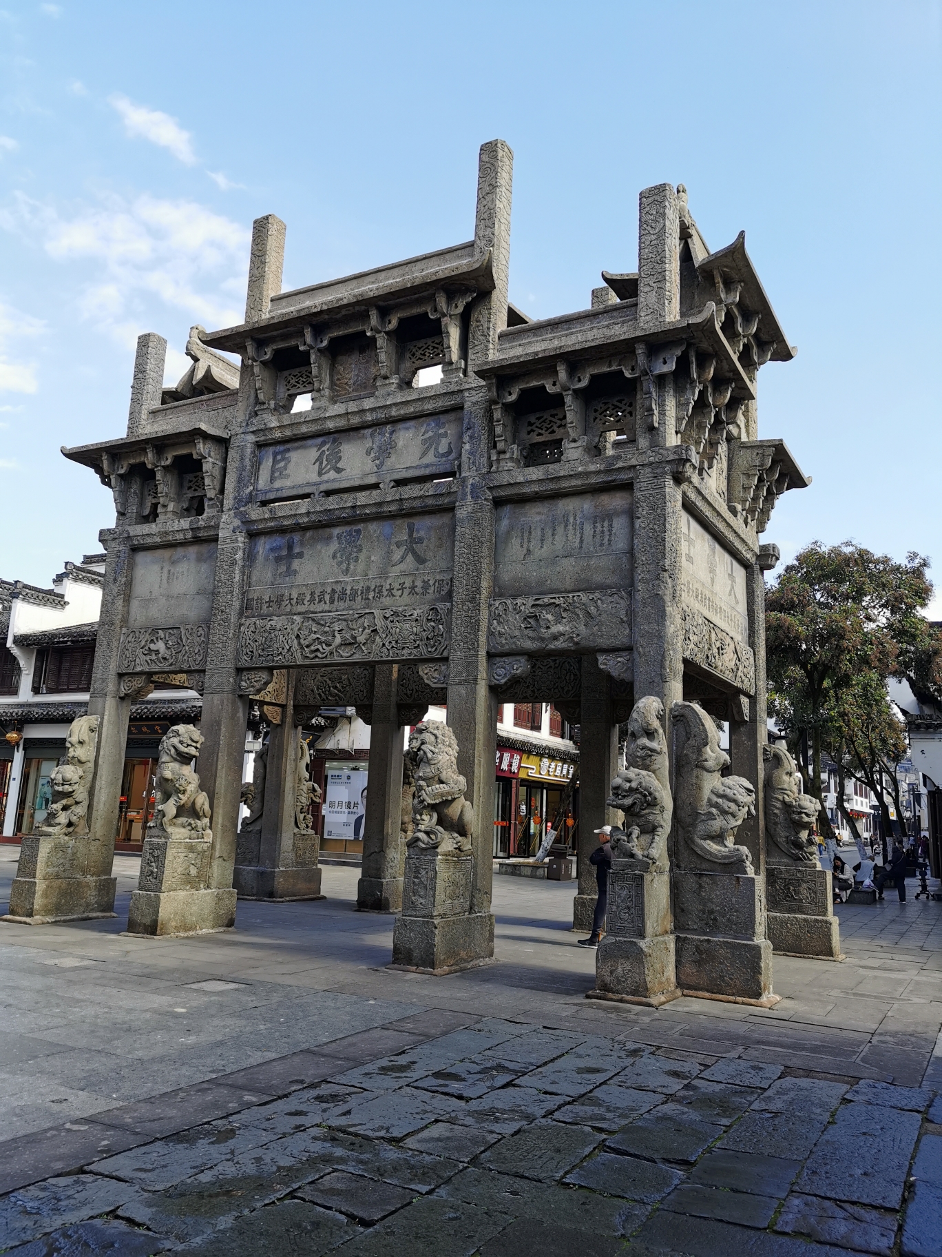 世上独一无二的八脚牌坊