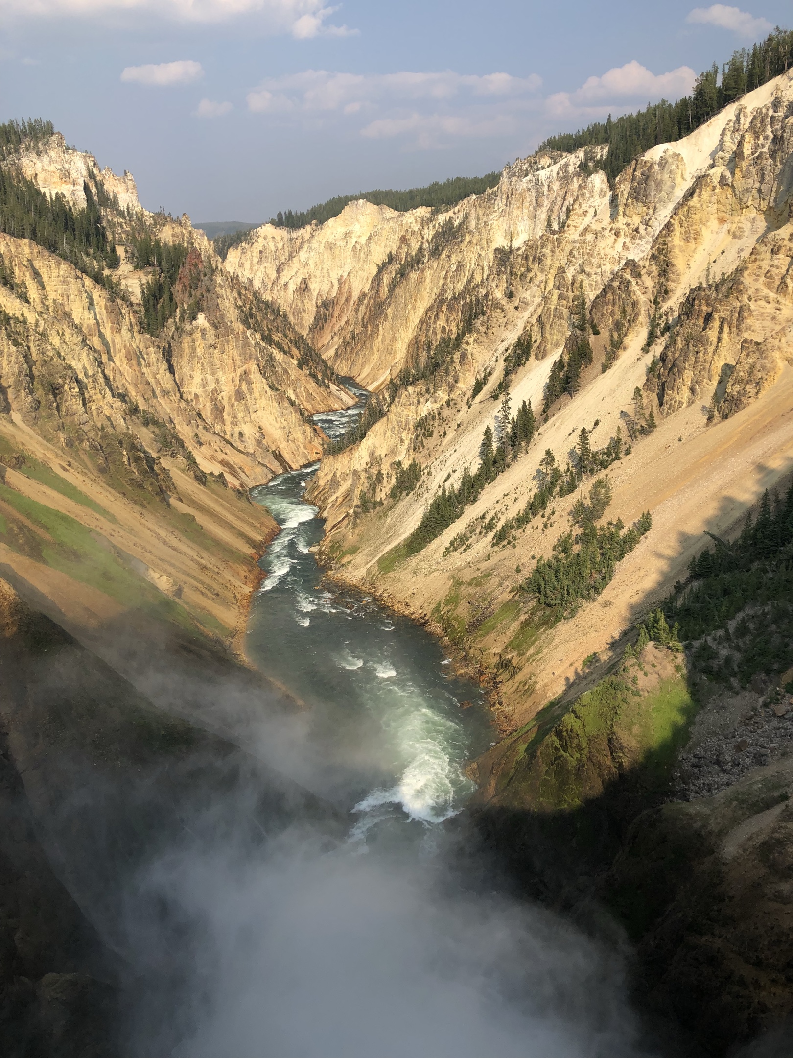黄石瀑布喷泉与河流