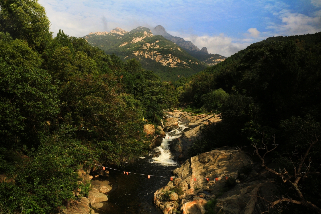 龙潭水库两岸峰峦叠翠,山色湖光,相映成趣.