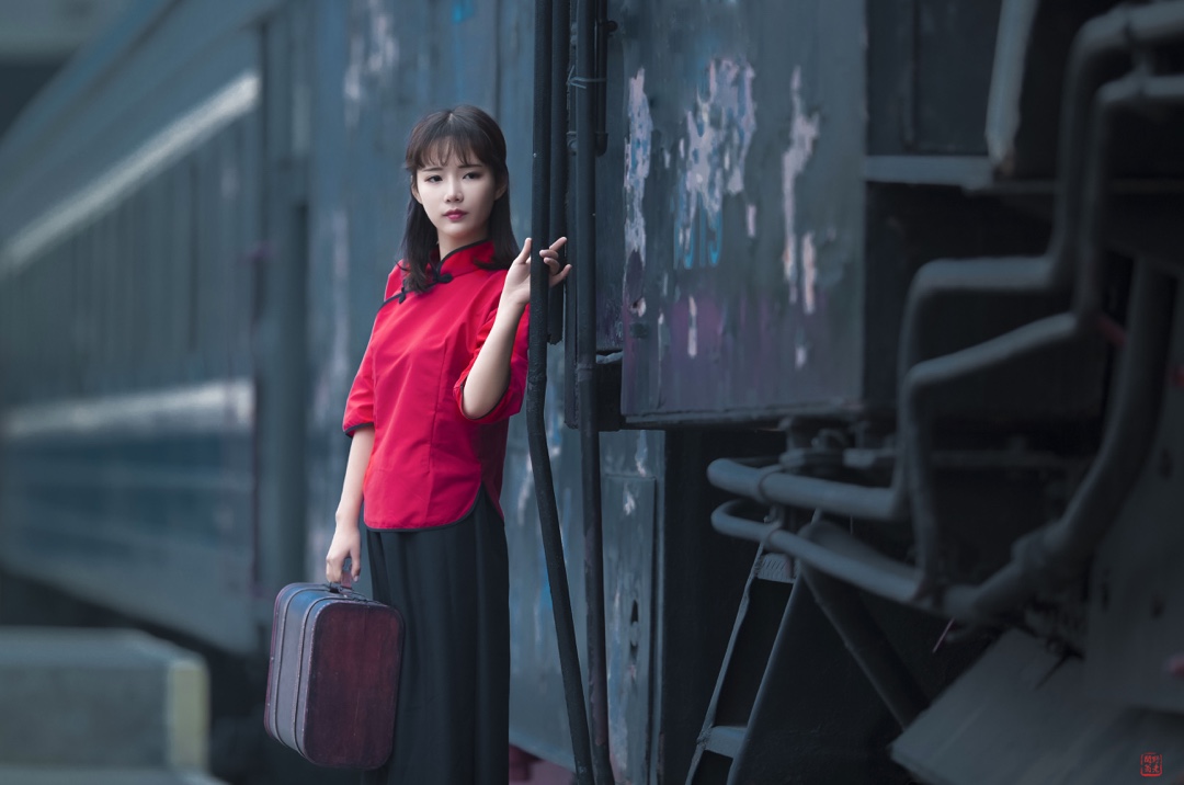 似曾相识的回眸 是来生匆匆的邂逅 还是前世淡淡的离愁 梦回百年 多少