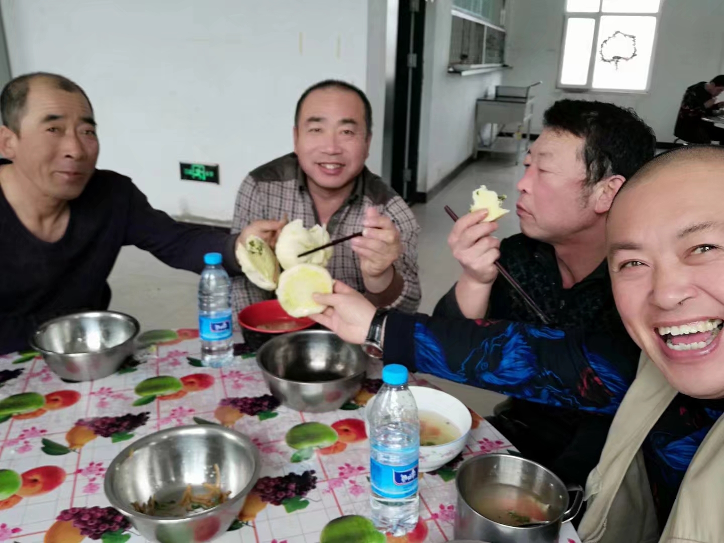 大眼,同样的肥胖,同样的五短身材,往那一站就是活脱脱的"车轴汉子",大