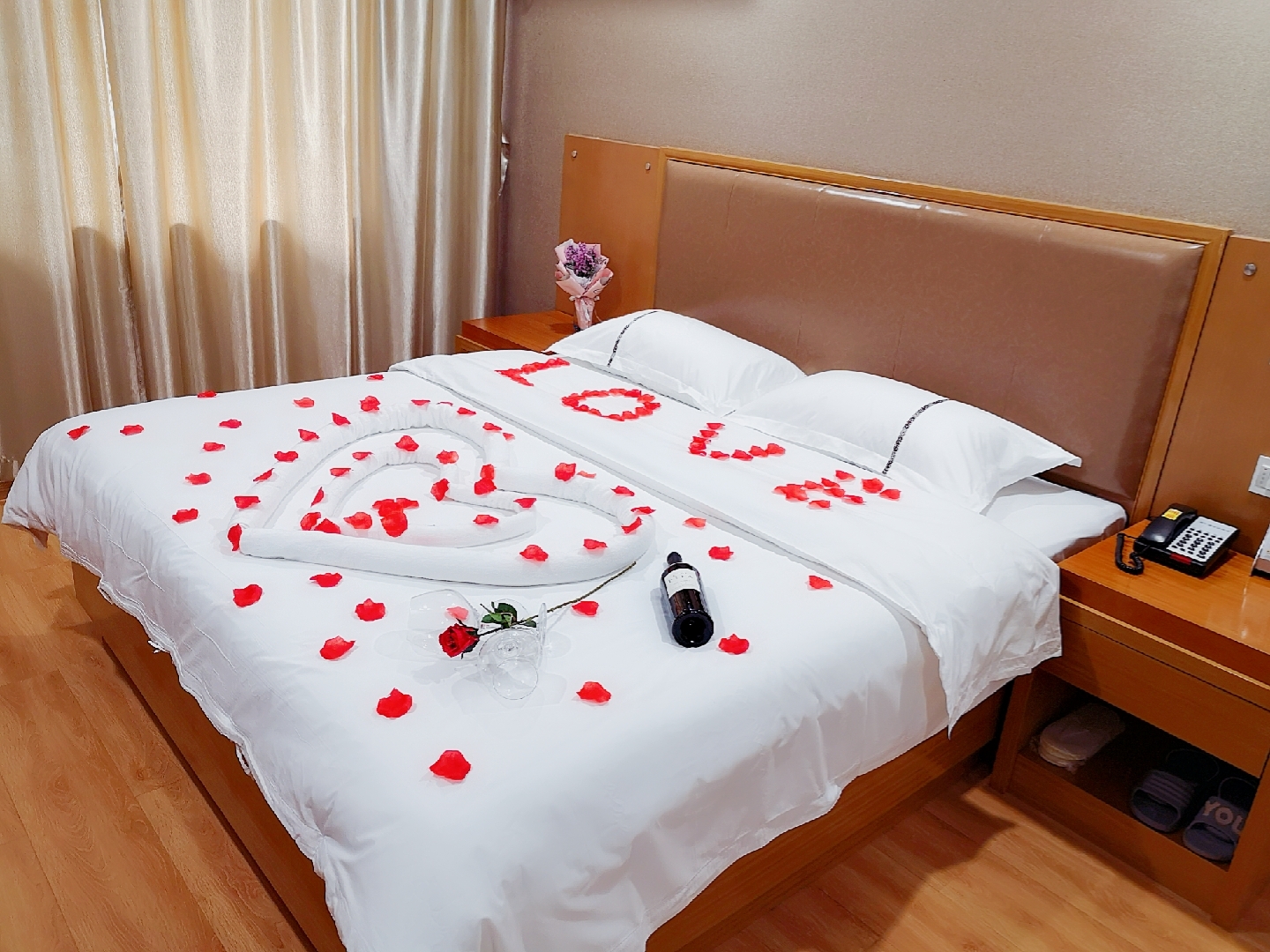 建安招待所客房全面更新,值此女神节,进店有礼(音响