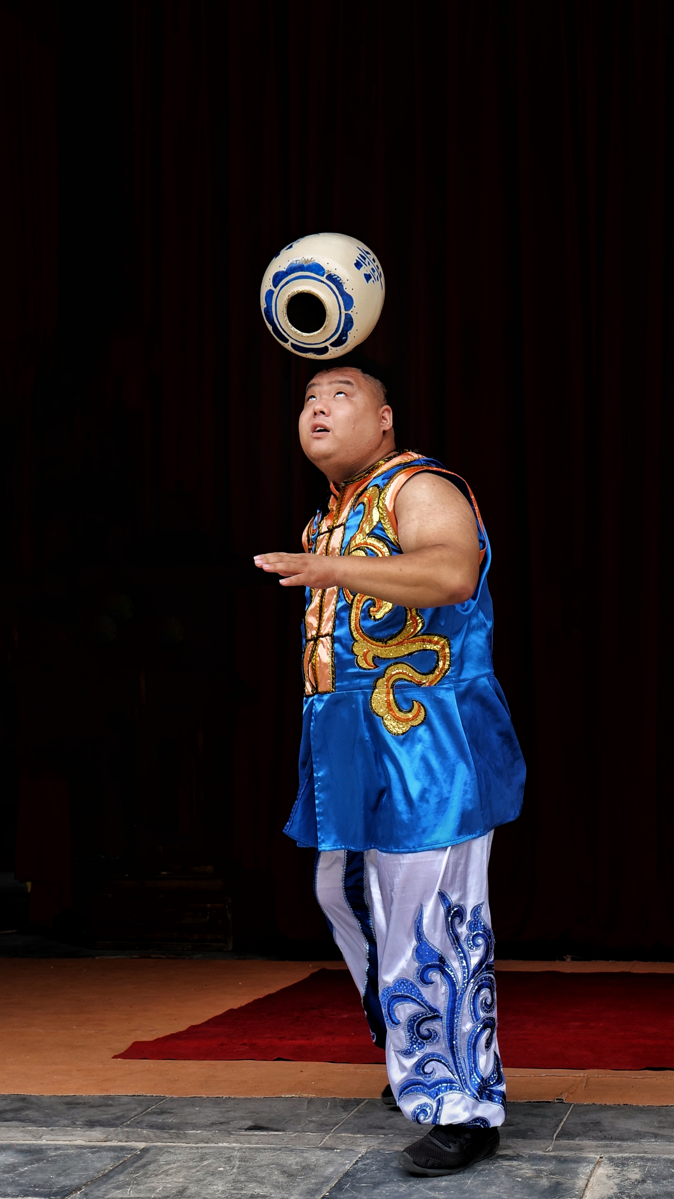 浙江湖州行杂技观赏1顶缸