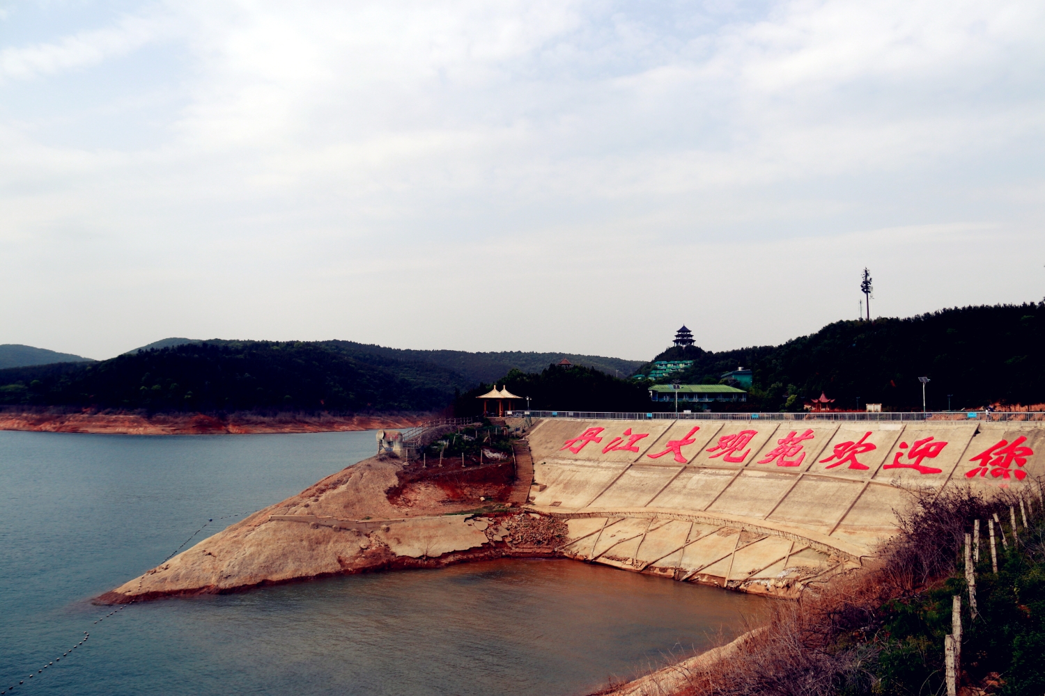 丹江大观苑位于河南省南阳市淅川县,依托人工淡水水库,南水北调中线