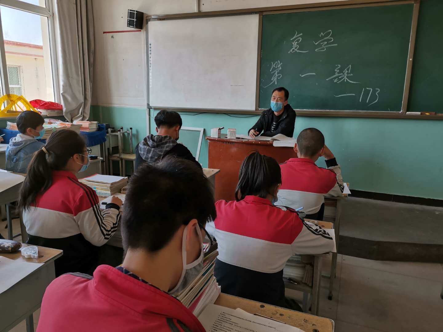 原平市东社镇中学初三开学了.