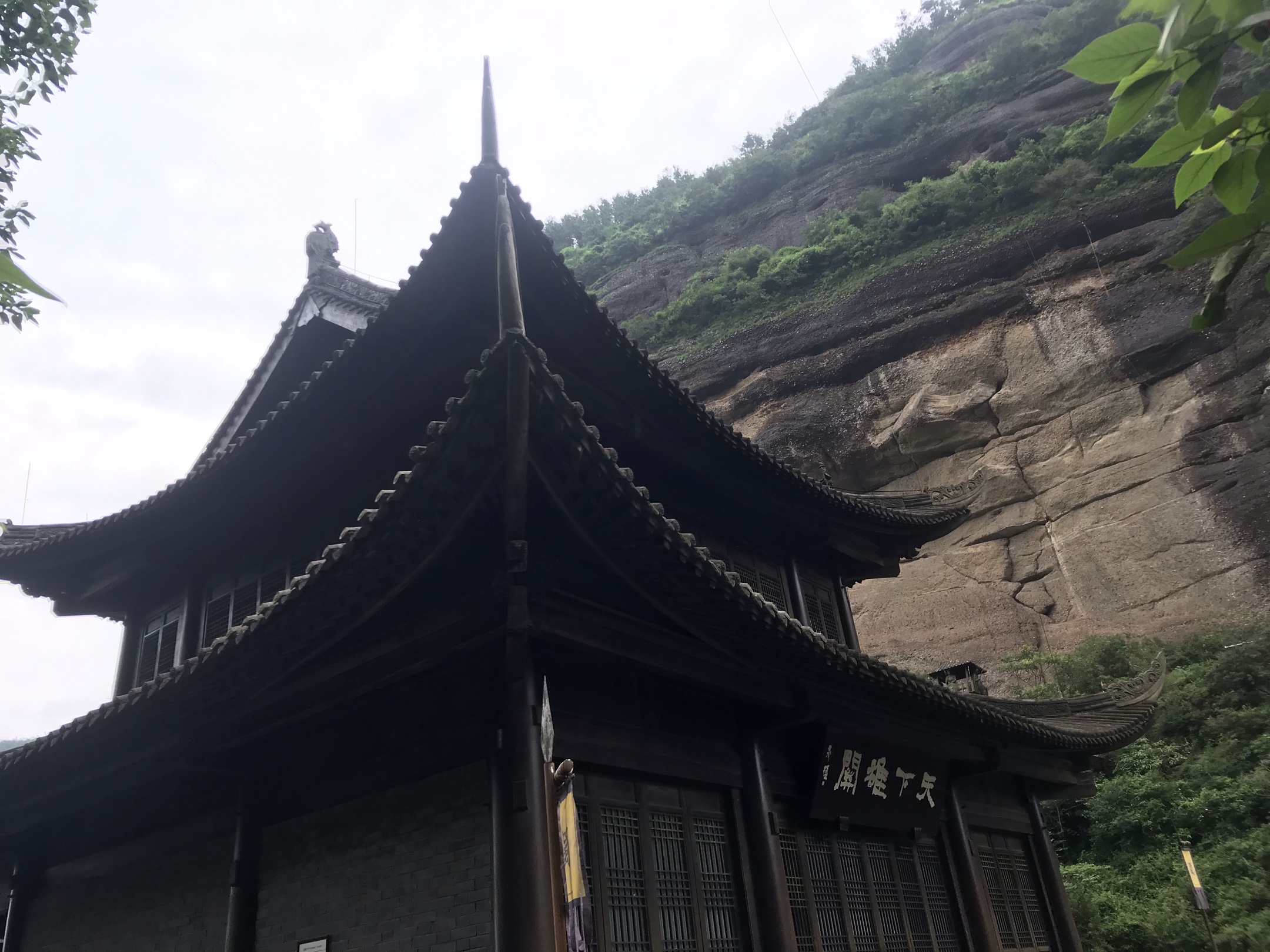 猿猱鳥道劍閣道,古關古道相呼應; 懸崖峭壁似利劍,其狀如門聳巒峰.