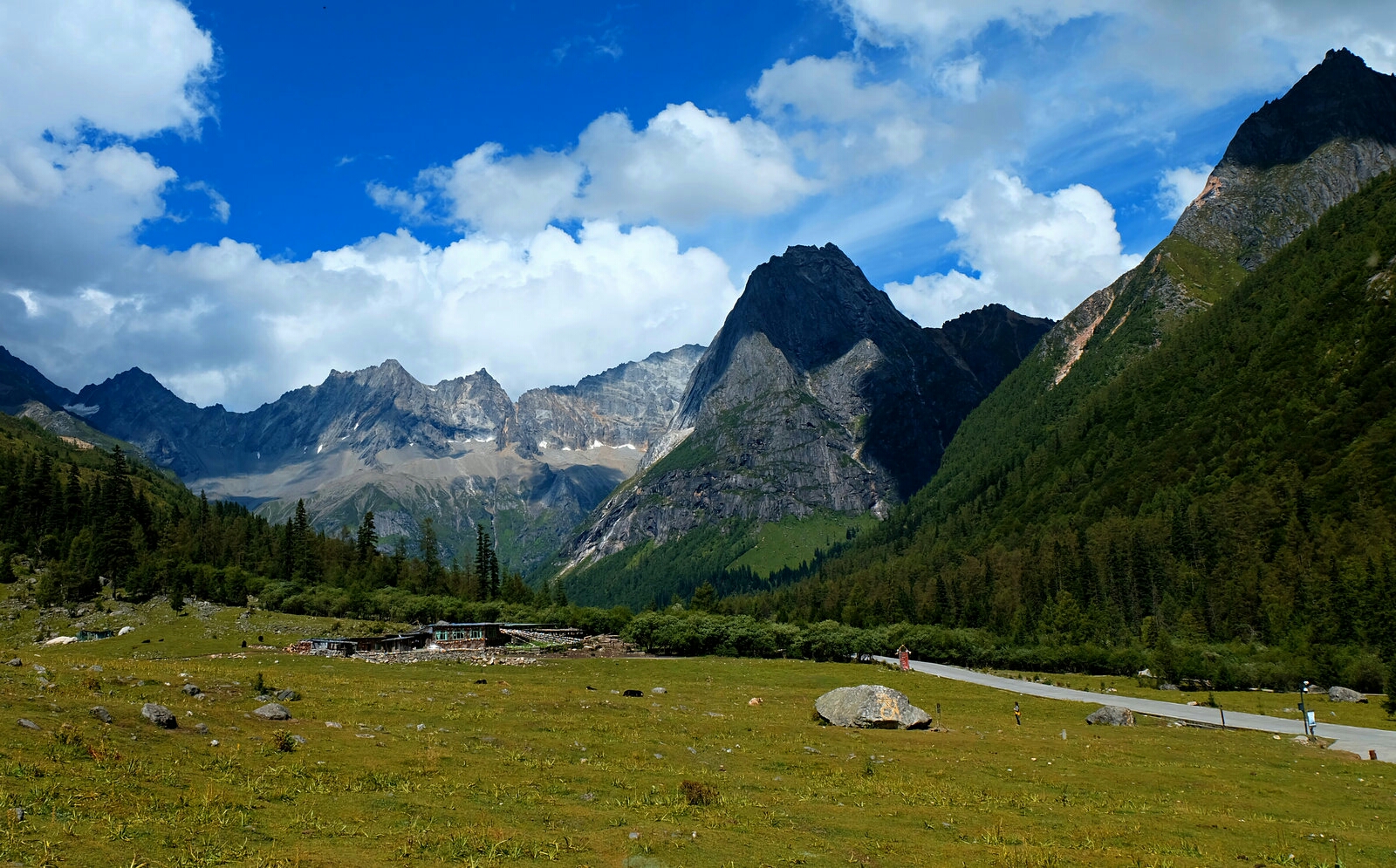 四姑娘山属于青藏高原邛崃山脉,景区主要由四姑娘山,双桥沟,长评沟