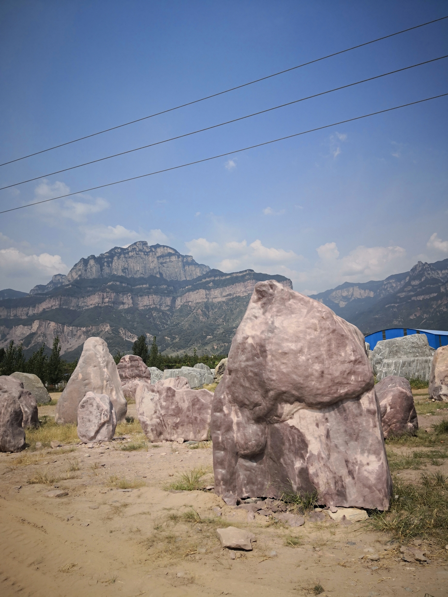 再看这,石顶像极了一颗赤心,是那颗对大山的依恋之心吗?