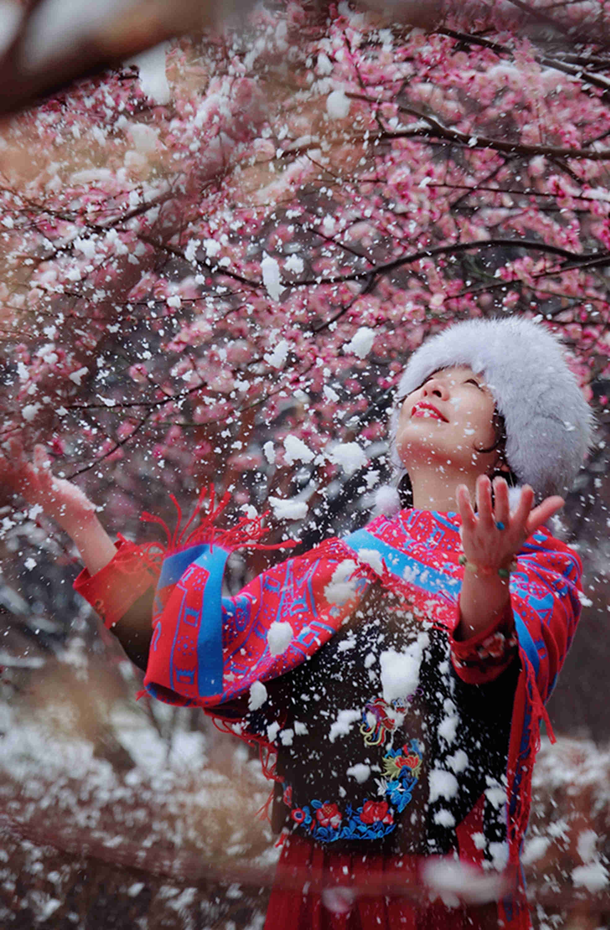 风花吹雪映红梅,嫣然一笑又一春.