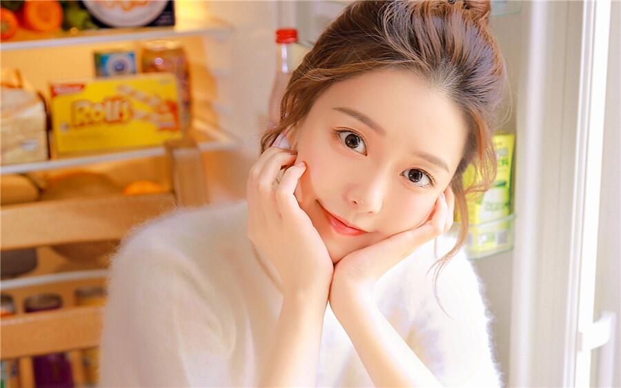 韩东的手被甩脱开,他不禁皱眉看向面前这个摇摇晃晃的女人.