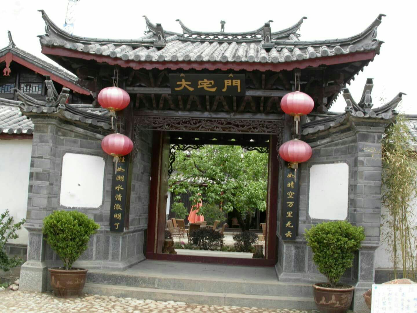 住在丽江乌龙潭边乌龙院半个月,常到束河古镇玩.