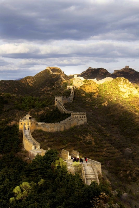 在人之初  性本善的《三字经》里  学会做人的道理 用四大发明的奇 