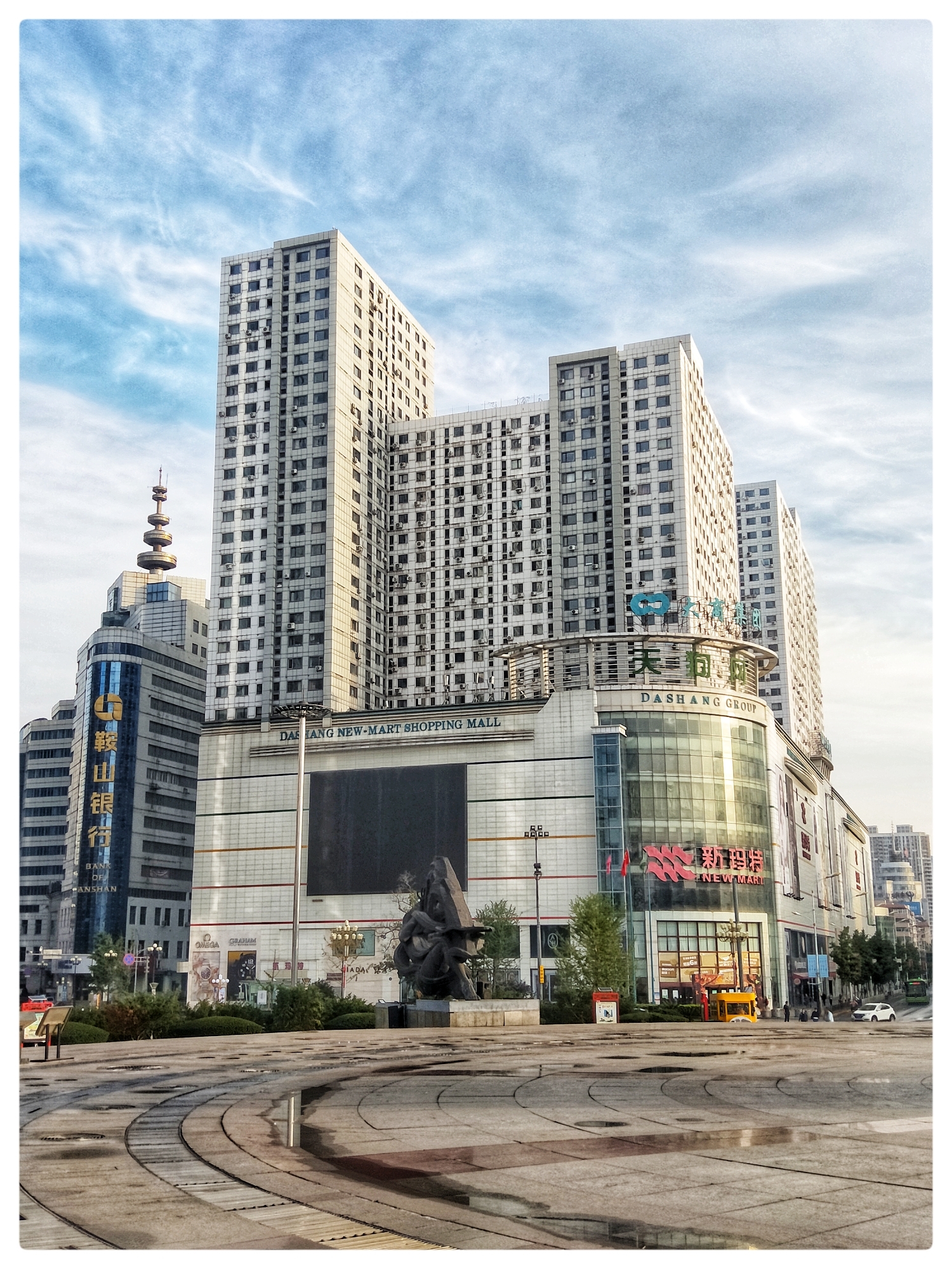 第二天早上6点起床,在酒店附近火车站广场,市府广场,铁东步行街走一走