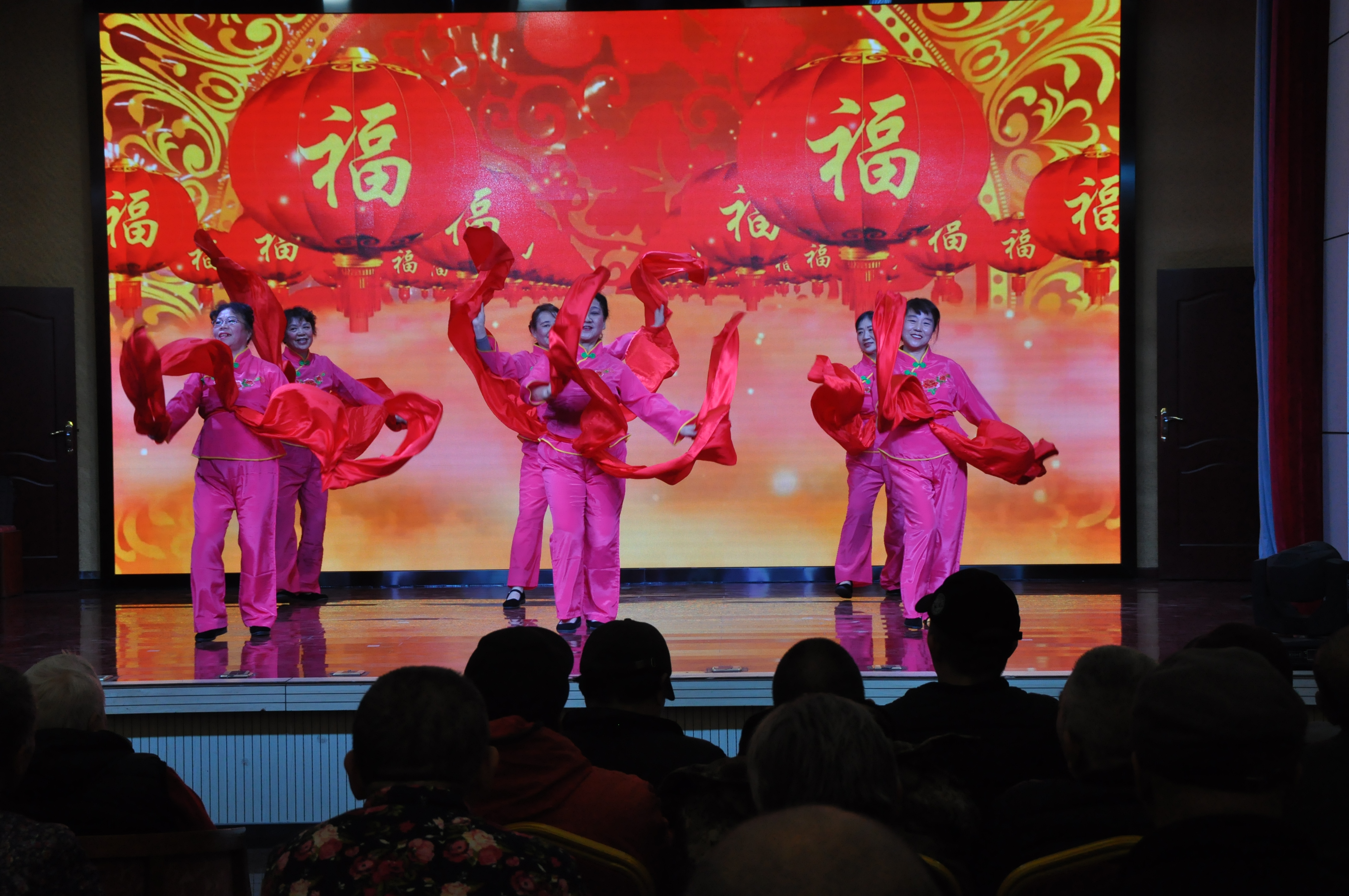 迎春的红牡丹艺术团