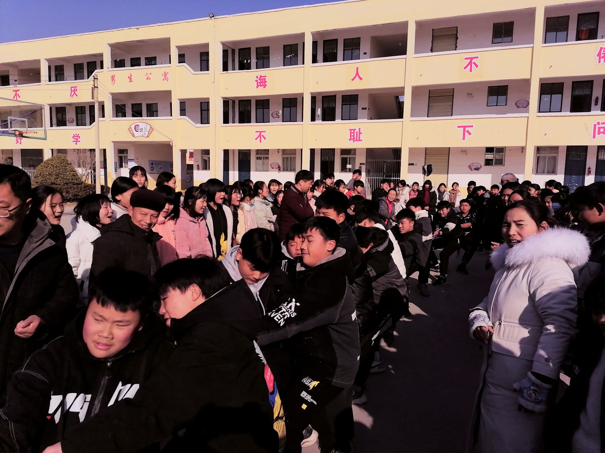 淮阳区朱集二中举行了拔河比赛