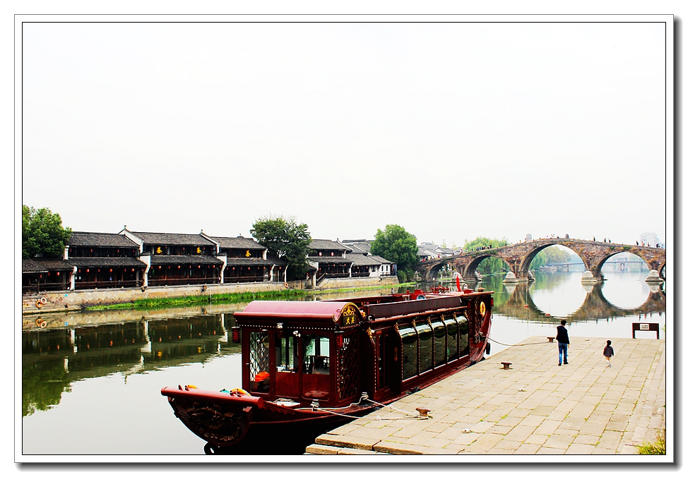 行走在塘栖的的街坊廊檐