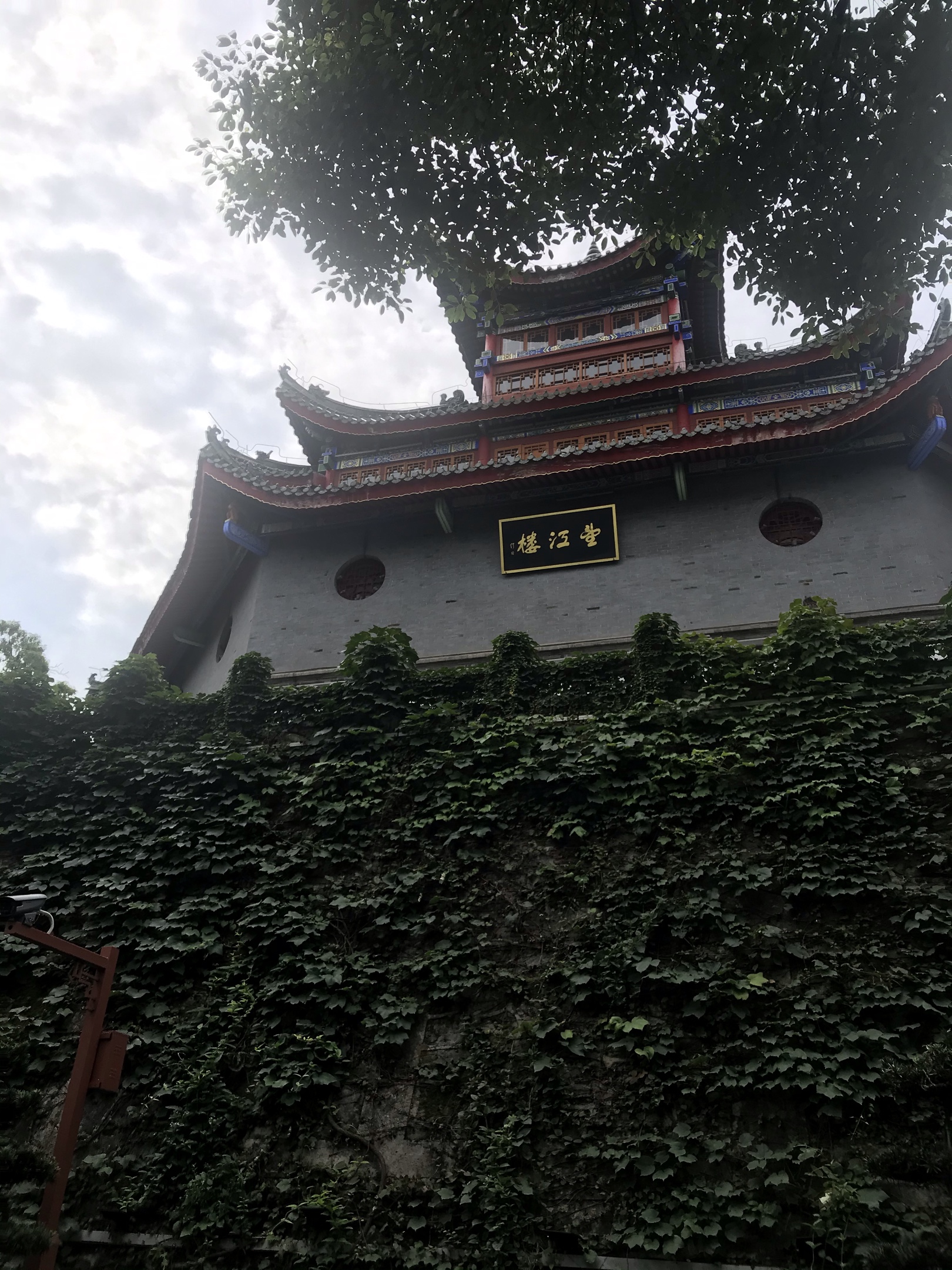 宮廷遺址古漢臺,古蹟古閣古樓亭; 漢中歷史博物館,文物齊全藏品精.