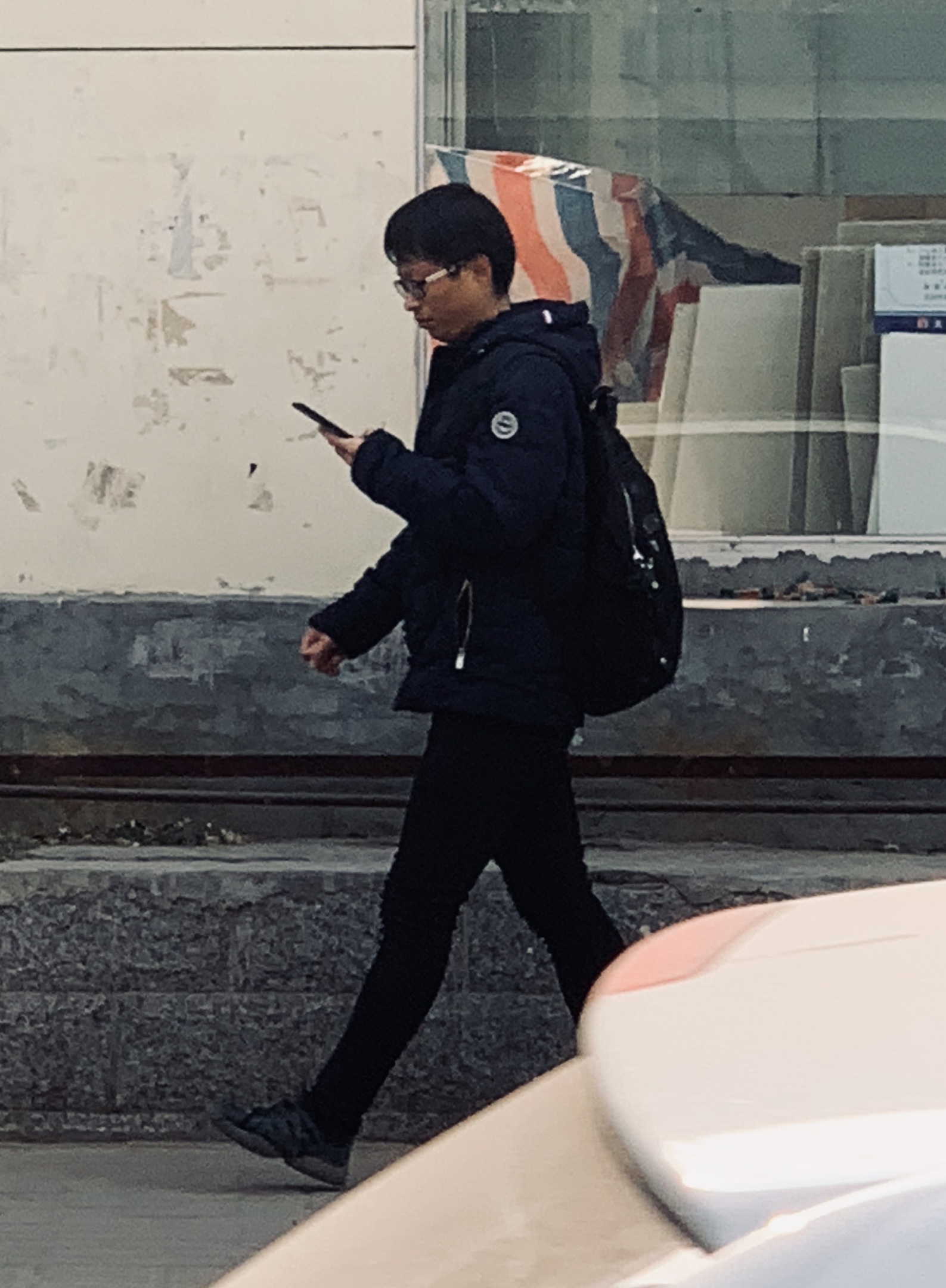 走路别再看手机分分秒秒出事故眼镜哥手机摄