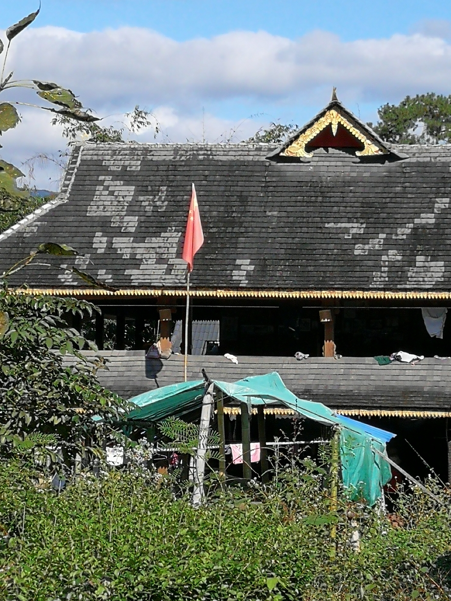 勐景来位于 勐海 县,中缅边境,清澈的 打洛 江从寨子西侧流过,形成