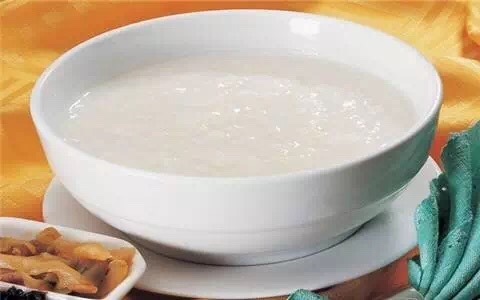 牛奶粥 食材:牛奶200毫升,粳米100g,白砂糖适量