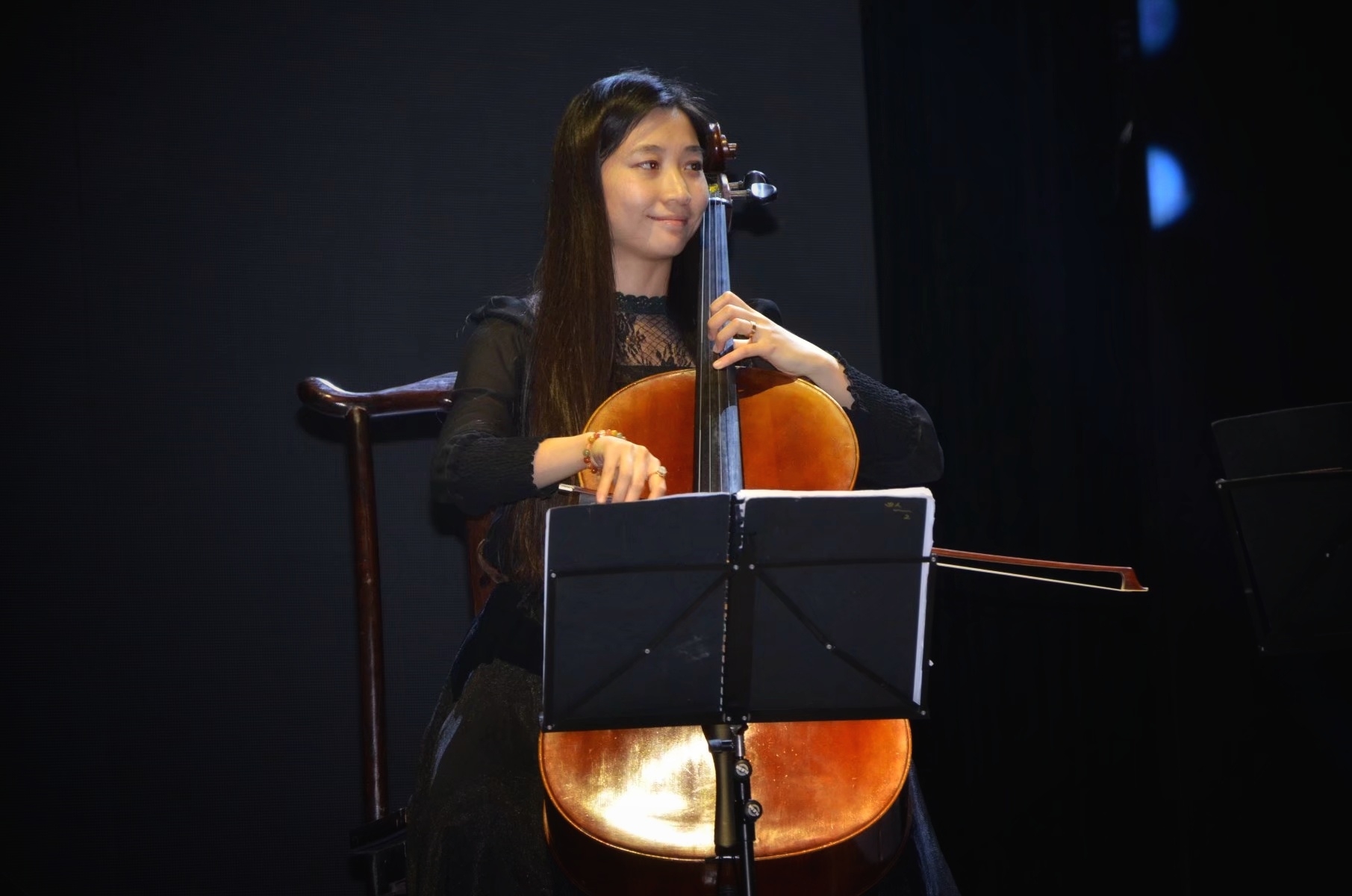 一九六六年生于北京,父亲朱永宁,母亲王耀玲均为中央音乐学院