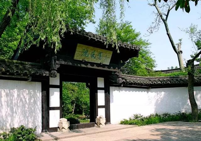 春如旧,人空瘦,泪痕红浥鲛绡透.桃花落,闲池阁.山盟虽在,锦书难托.