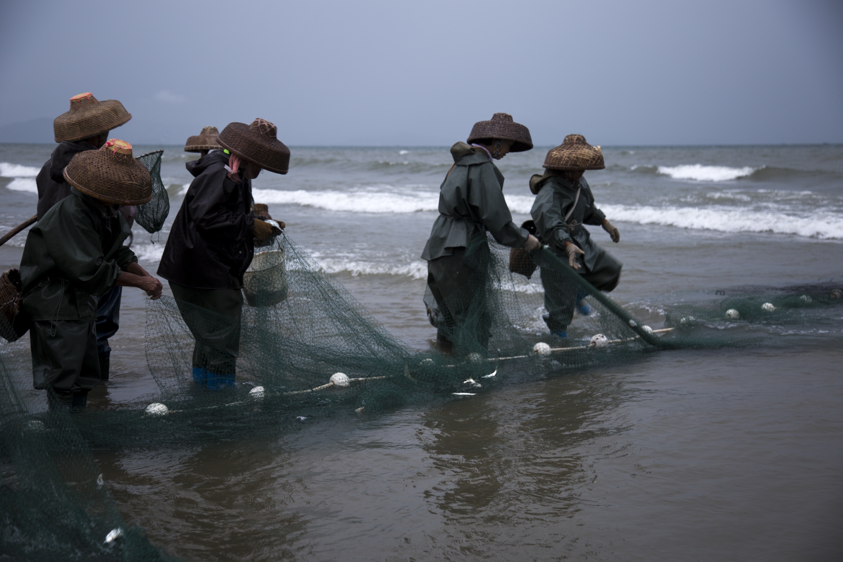 浅海捕鱼是这里的一道风景线