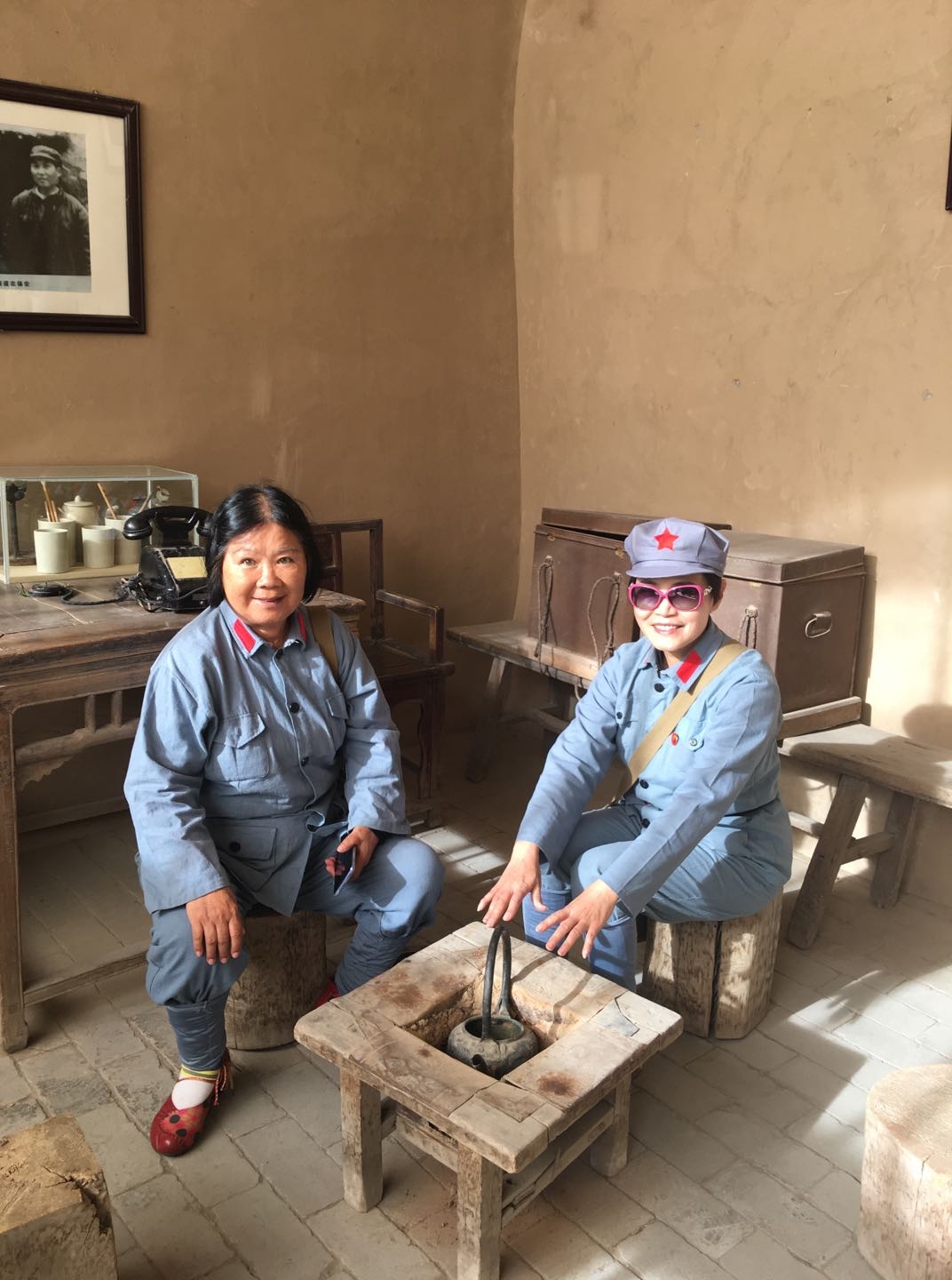 重走长征路30吴起镇会师胜利山上留影志丹县参观伟人旧居
