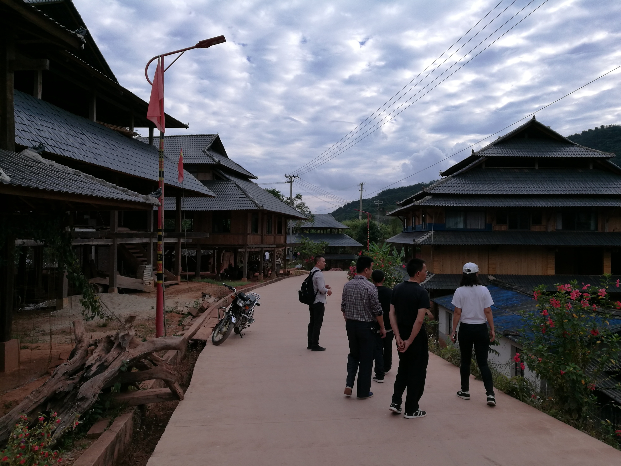 勐腊县勐伴镇红毛树村,经过三年的挂钩扶贫,如今已是旧貌换新颜.