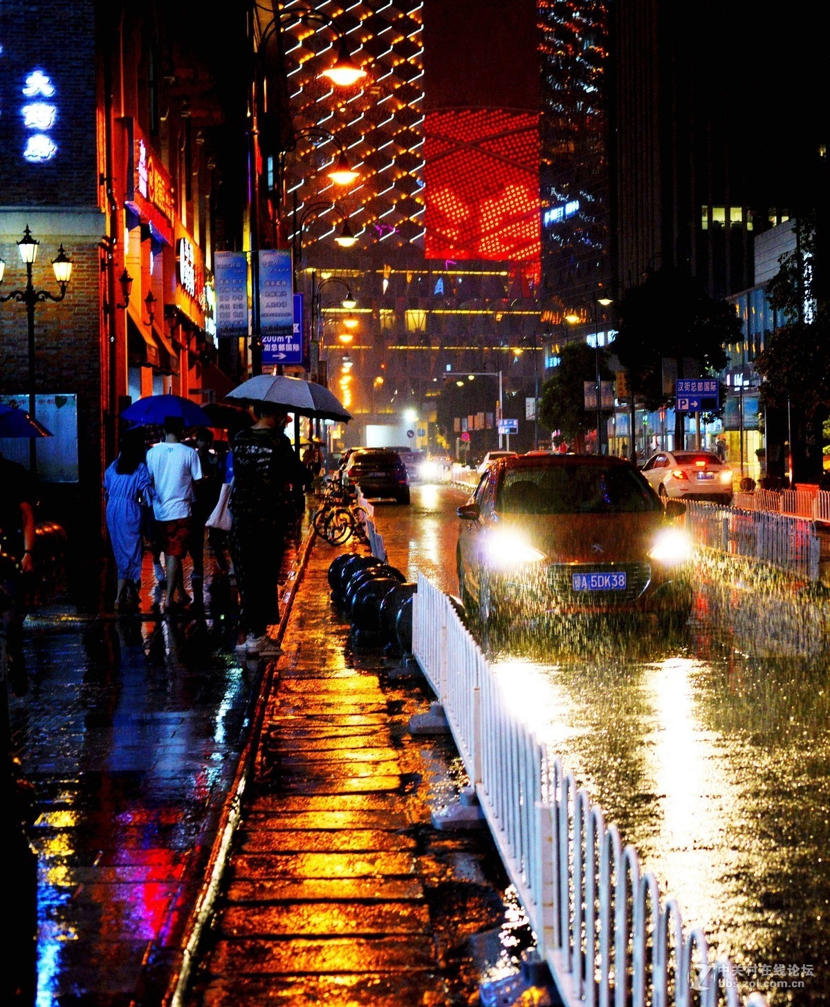 城市雨中的夜景