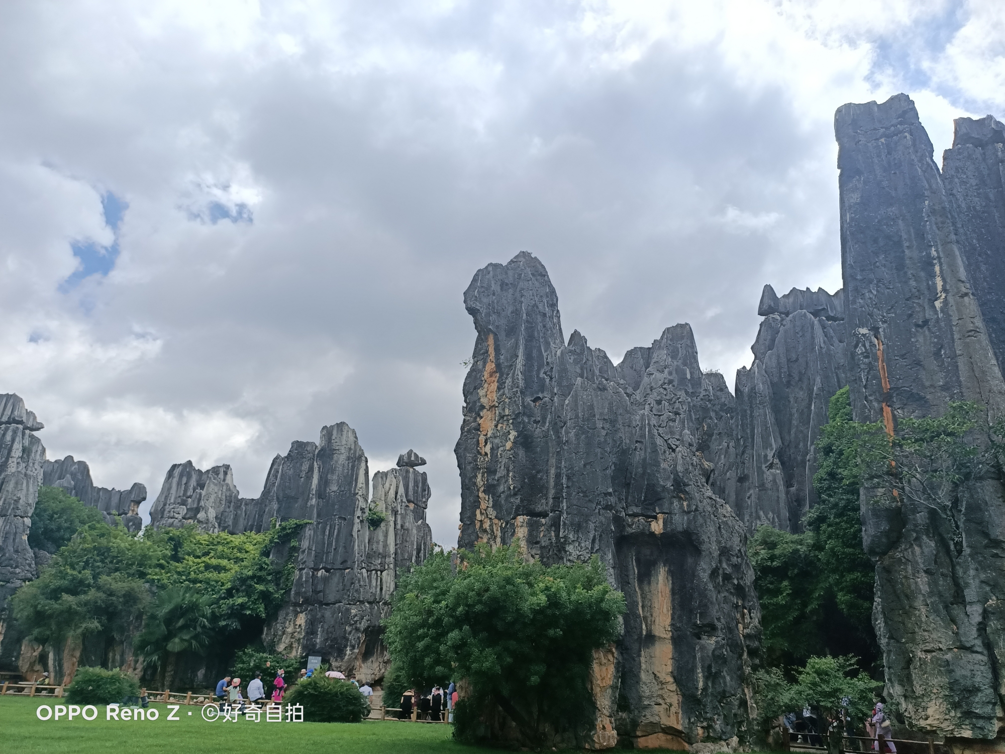 昆明市石林风景区,喀斯特地貌,5a景区,被誉为"天下第一奇观",列入