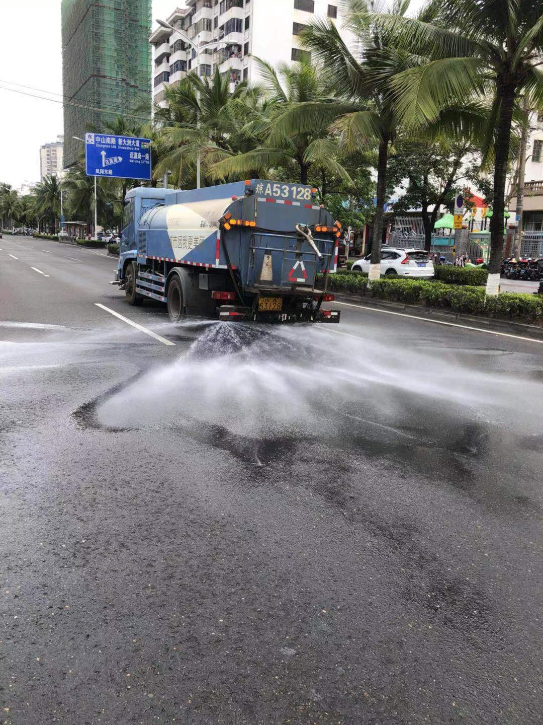 8号水车在凤翔路洒水降温作业