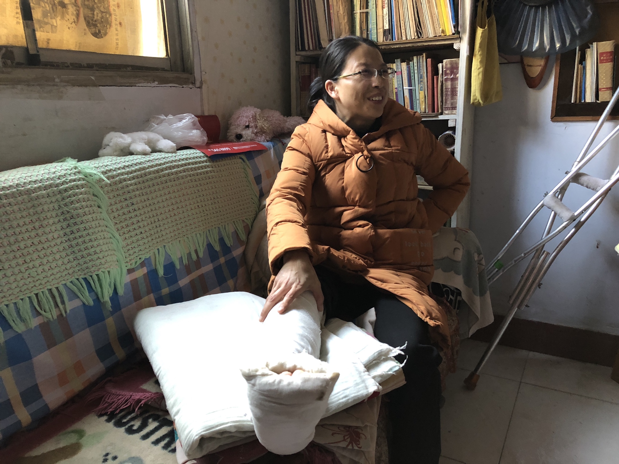 义马女教师脚踝骨裂打着石膏仍坚守讲台,敬业到让人心疼.