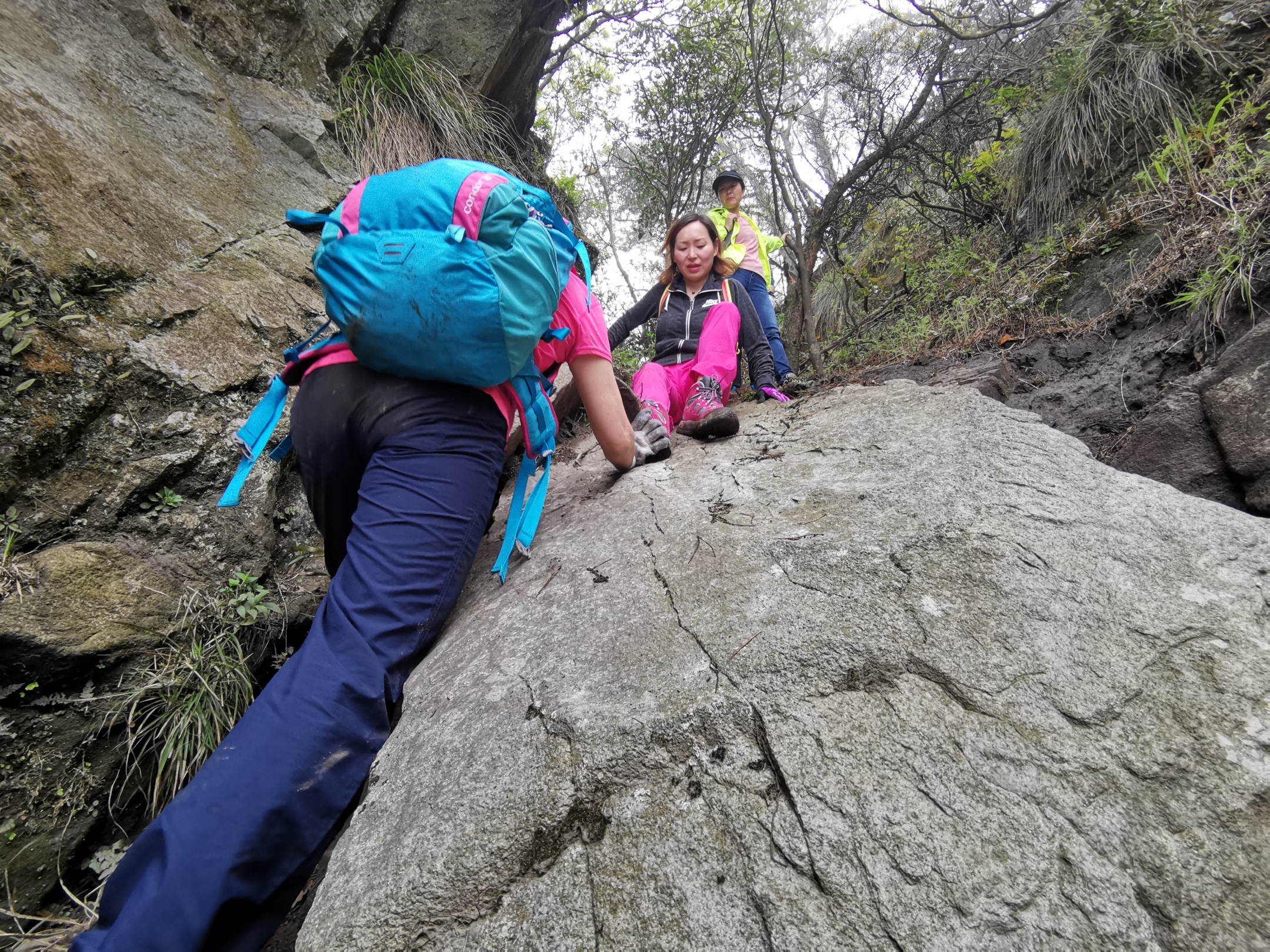 翻山越岭披荆斩棘图片图片