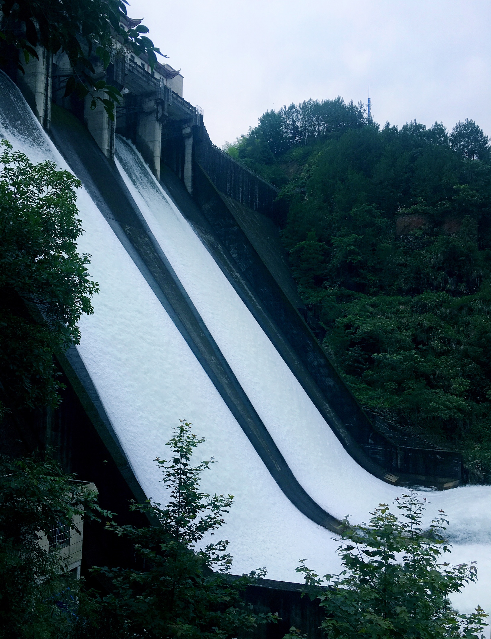 《沙金水库泄洪气震天》2019年7月7曰摄于沙畈水库,金兰水库(手机版)