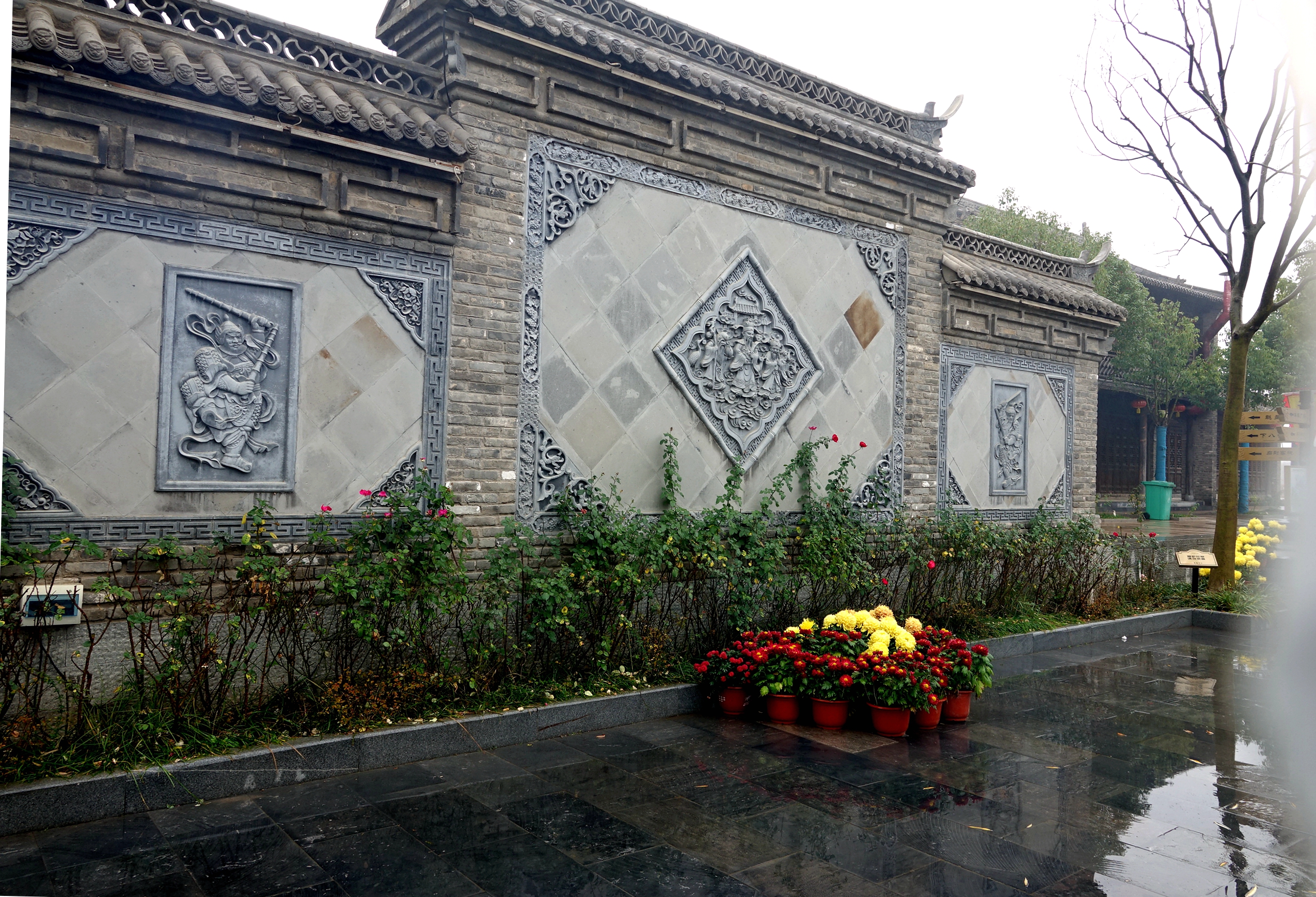 这个叫影壁墙.外边的看不到里面,里面的财气不会外漏.